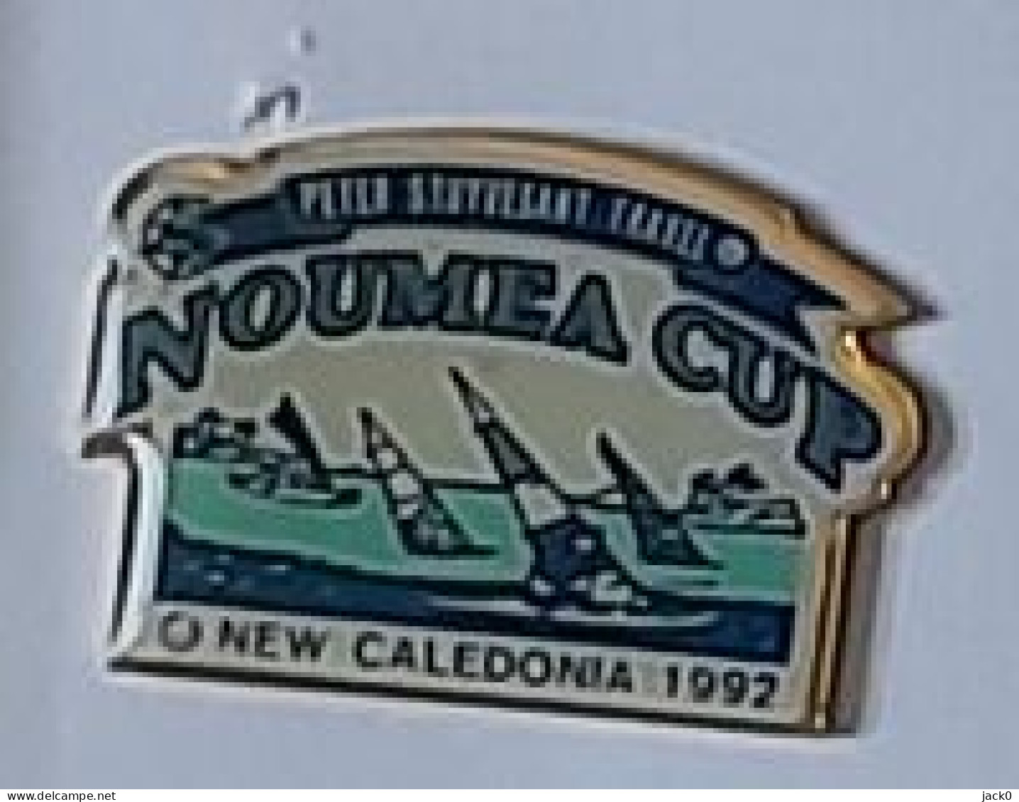 Pin's  Sport  VOILE, NOUMEA  CUP, NEW  CALEDONIA  1992, PETER  STUYVESANT  TRAVEL  Verso  ACPV  NOUMEA - Segeln