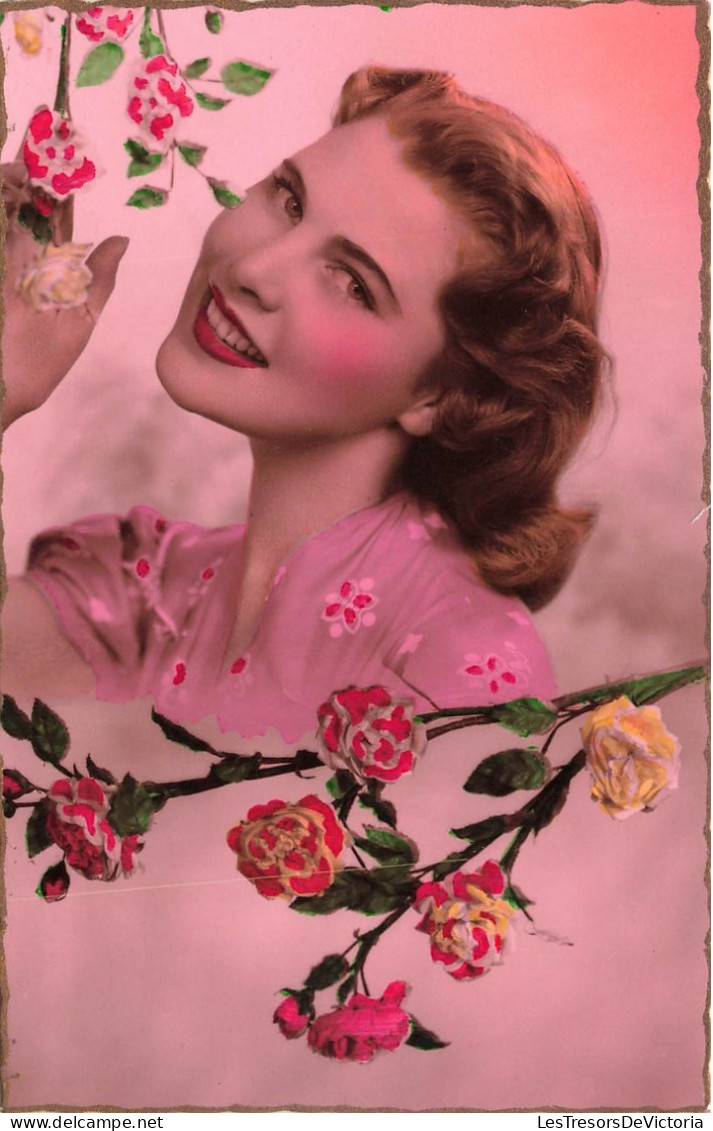 FANTAISIES - Une Femme Tenant Les Fleurs Sur Une Branche - Colorisé - Carte Postale Ancienne - Femmes