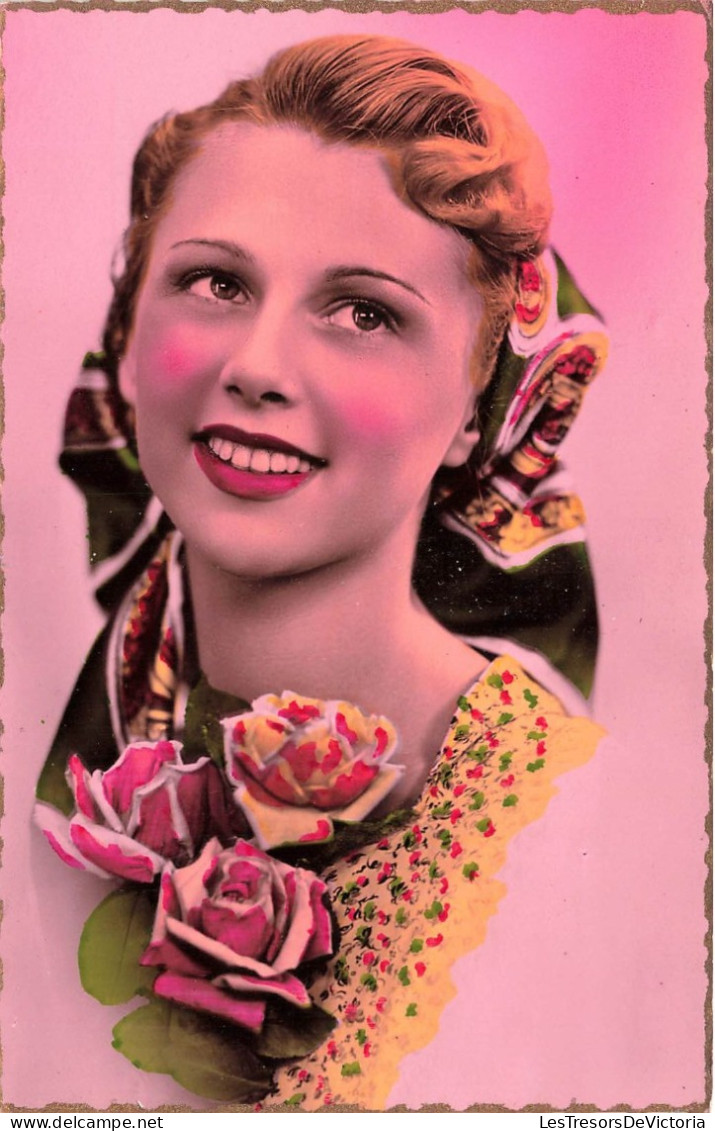 FANTAISIES - Une Femme Souriante Et Pensive Tenant Des Fleurs - Colorisé - Carte Postale Ancienne - Mujeres