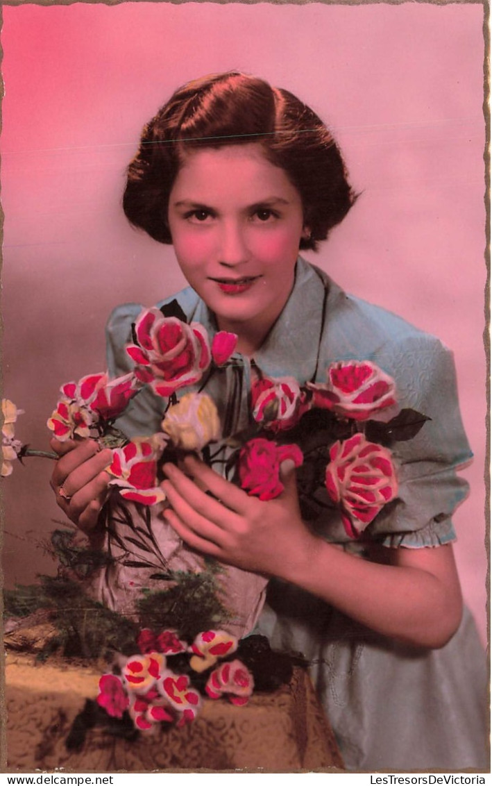 FANTAISIES - Une Femme Tenant Un Bouquet De Fleurs - Colorisé - Carte Postale Ancienne - Donne