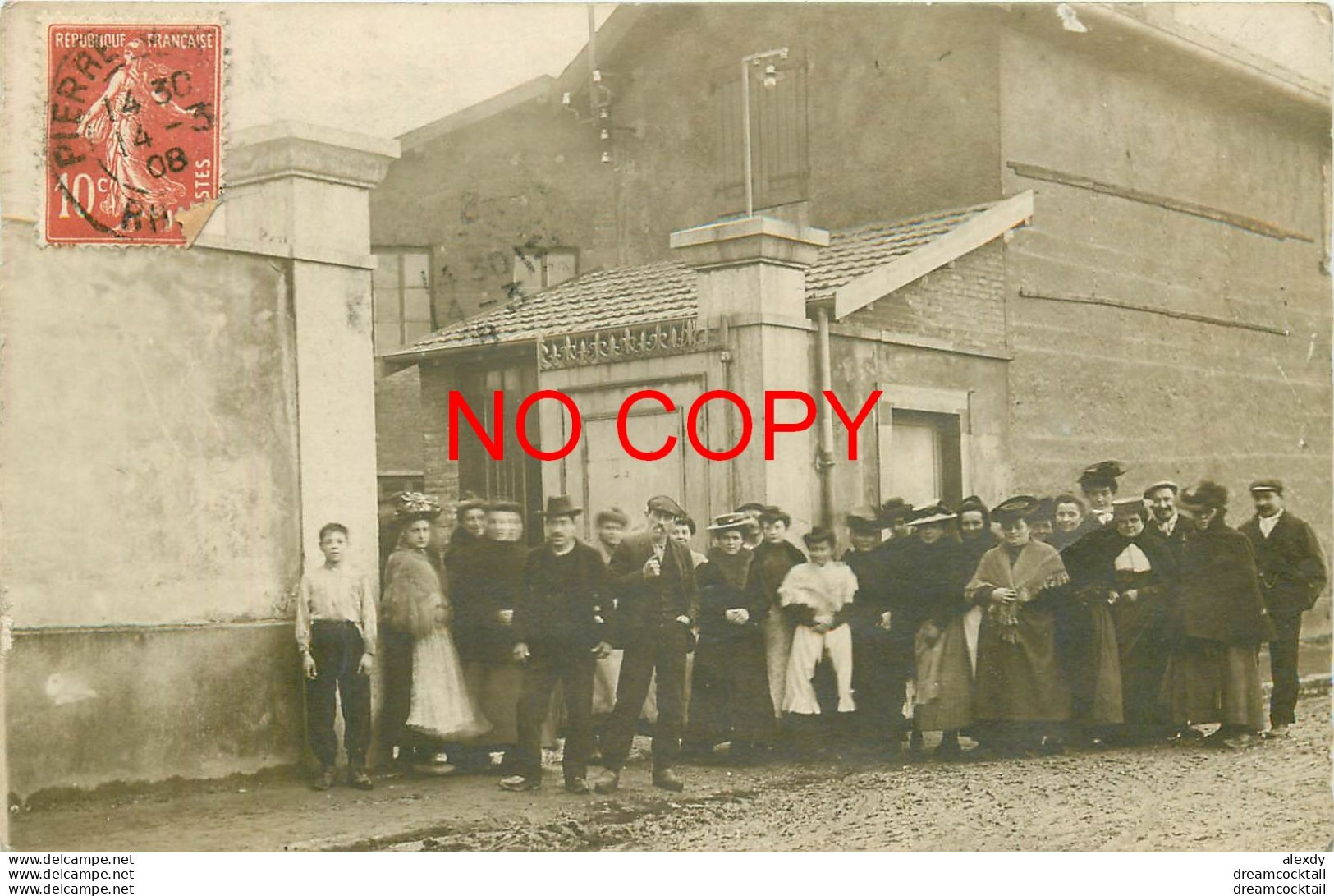 69 PIERRE BENITE. Ouvriers Ouvrières à L'Entrée De La Cristallerie De Lyon. Rare Photo Carte Postale 1908 - Pierre Benite
