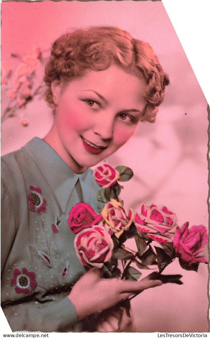 FANTAISIES - Une Femme Tenant Un Bouquet De Fleurs - Colorisé - Carte Postale Ancienne - Women