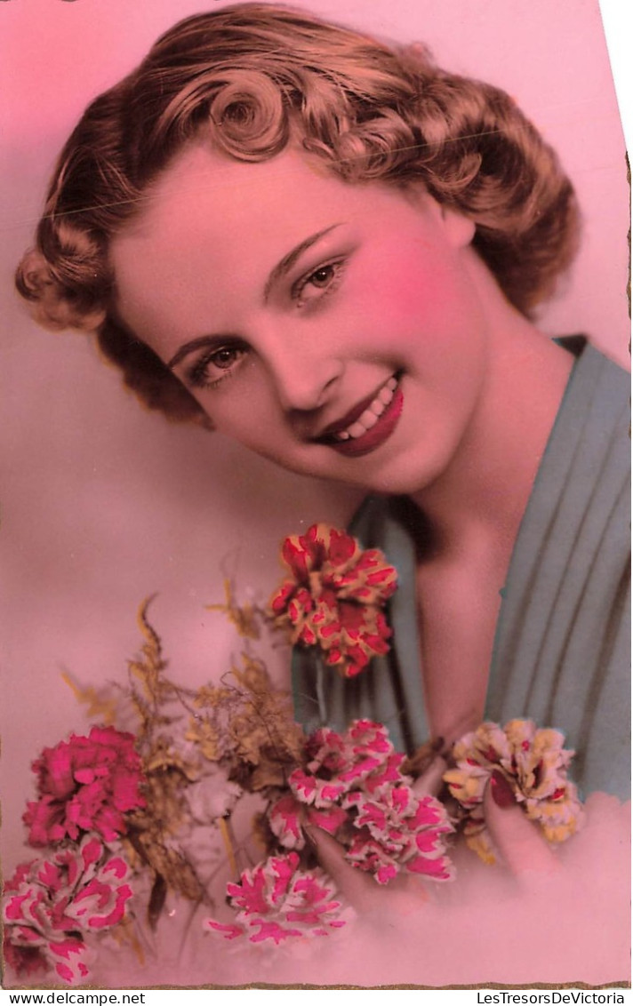 FANTAISIES - Une Femme  Tenant Un Bouquet De Fleurs - Colorisé - Carte Postale Ancienne - Frauen