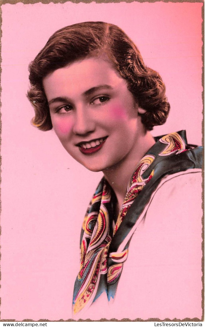 FANTAISIES - Une Femme Souriante - Colorisé - Carte Postale Ancienne - Vrouwen