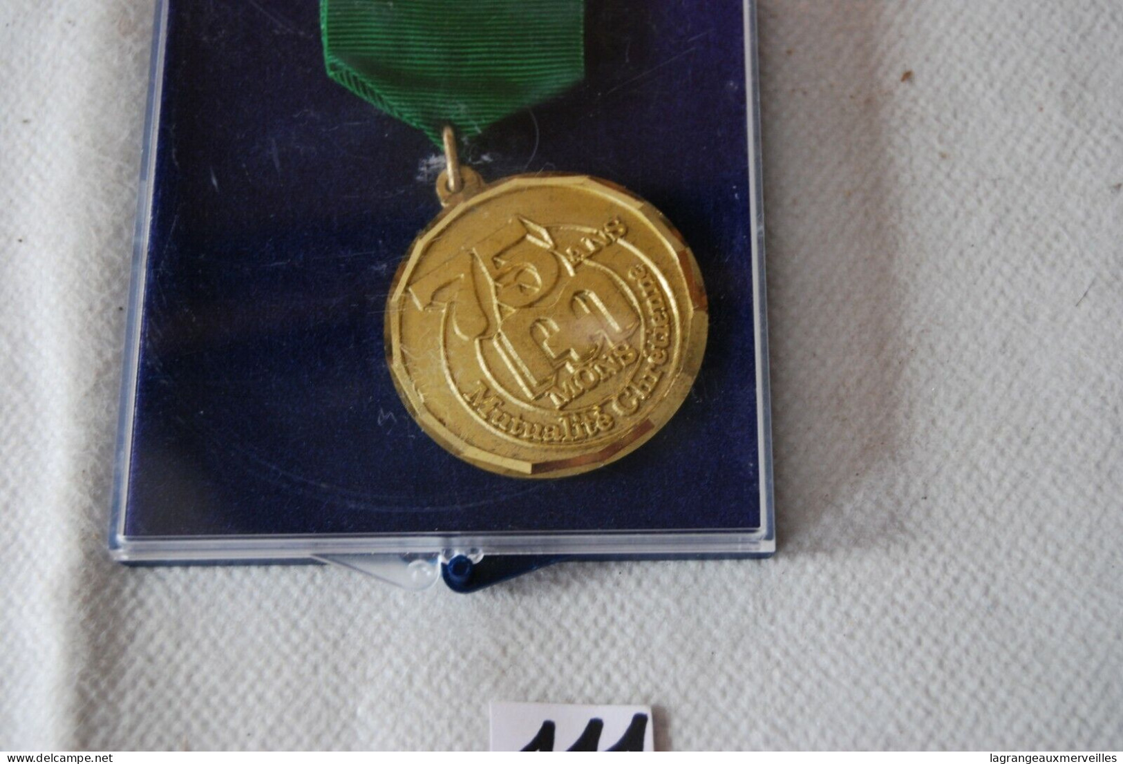 C111 Ancienne Médaille Commémorative - Mutualité Chrétienne - 75ans Mons - Professionali / Di Società