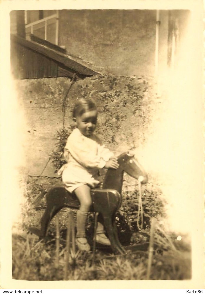 Jouet Ancien * Enfant Bébé Sur Cheval En Bois à Vascule * Jeu Jouets Jeux * Photo Ancienne 8.6x6.2cm - Jeux Et Jouets