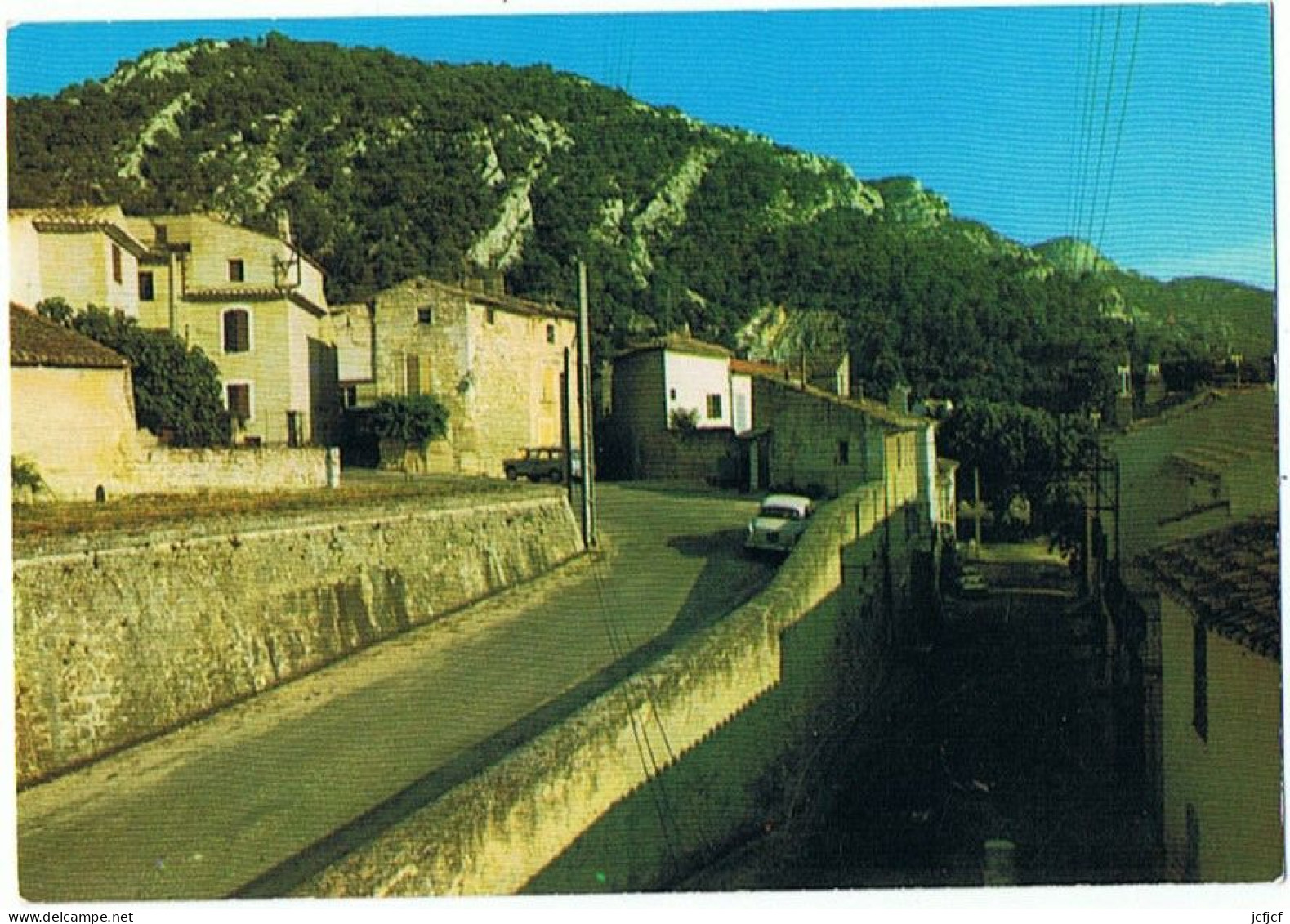 CPM..84..ROBION..VAUCLUSE..VILLAGE PROVENCAL PRES DE CAVAILLON - Robion