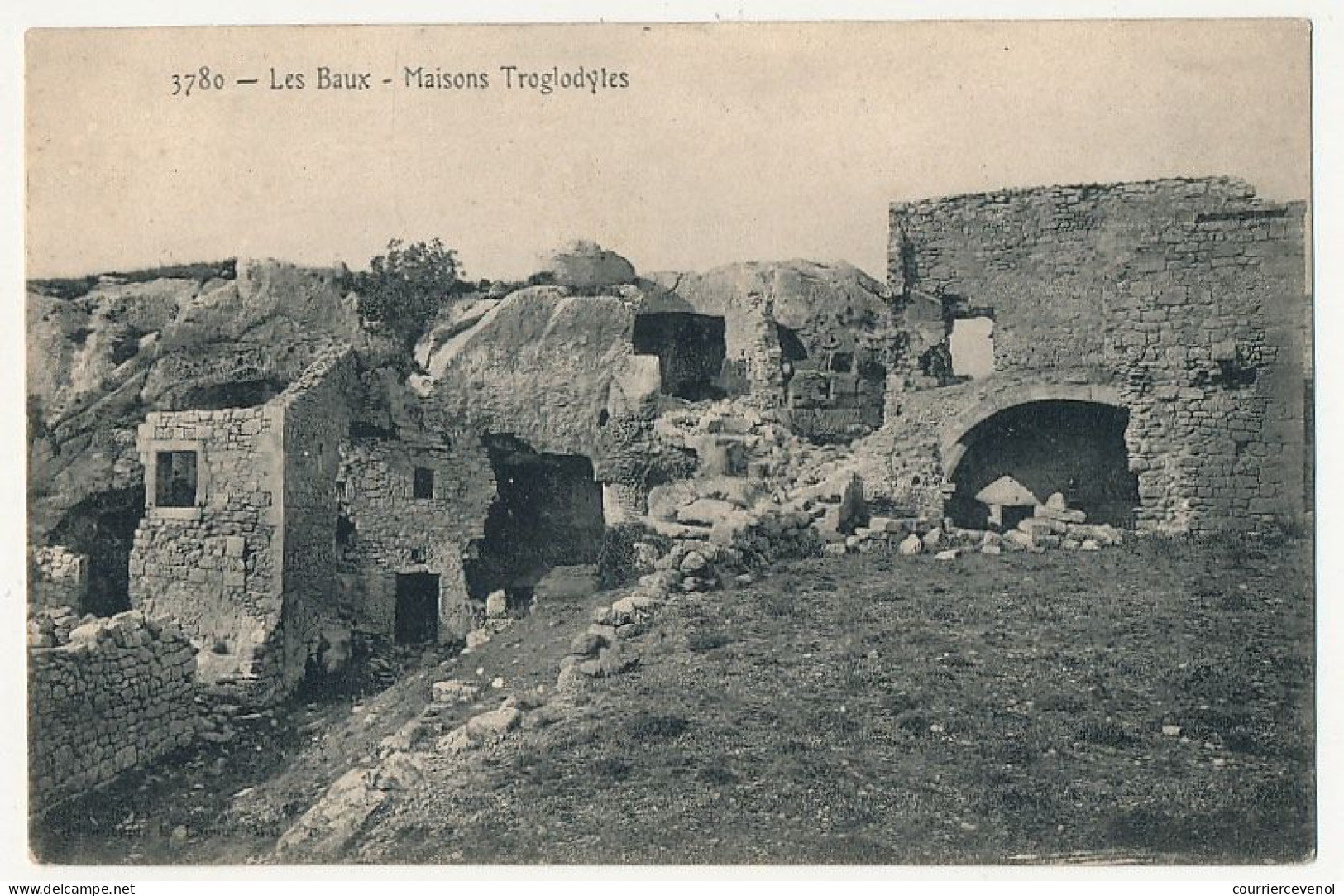 5 CPA - Les BAUX... (B Du R) - Le Val D'Enfer, Maisons Troglodytes, Sur La Route, La Poterne, Rue Des Fours & Le Château - Les-Baux-de-Provence