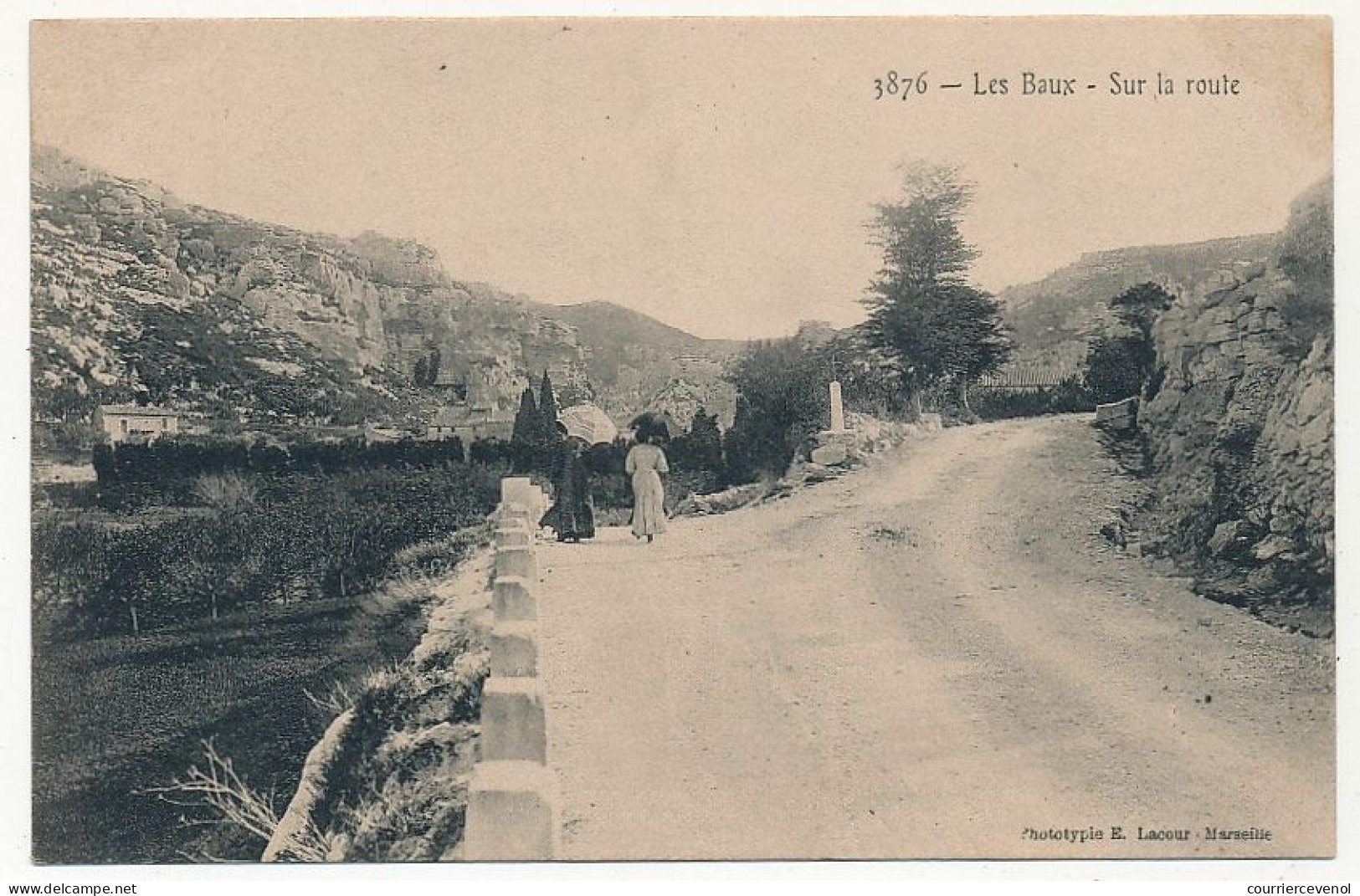 5 CPA - Les BAUX... (B Du R) - Le Val D'Enfer, Maisons Troglodytes, Sur La Route, La Poterne, Rue Des Fours & Le Château - Les-Baux-de-Provence