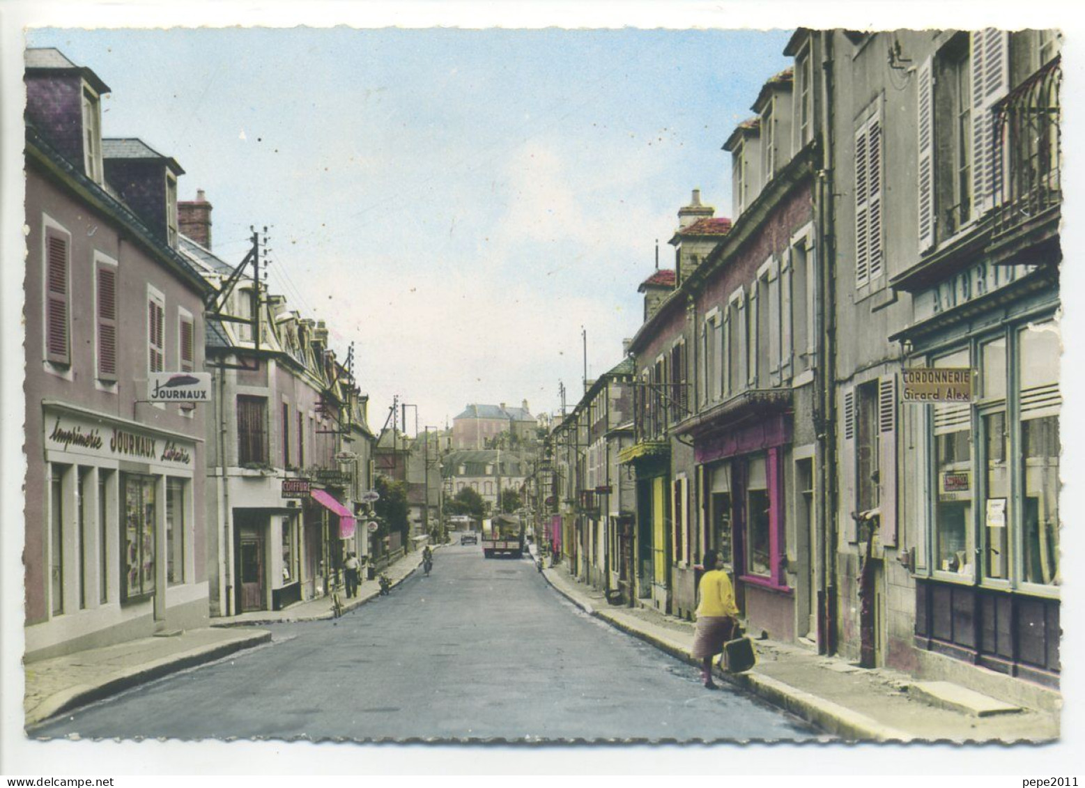 CPSM 58 Nièvre - CHÂTILLON En BAZOIS - Rue Du Commerce (Dr Dubois) - Magasins, Imprimerie Journaux, Cordonnerie - Chatillon En Bazois