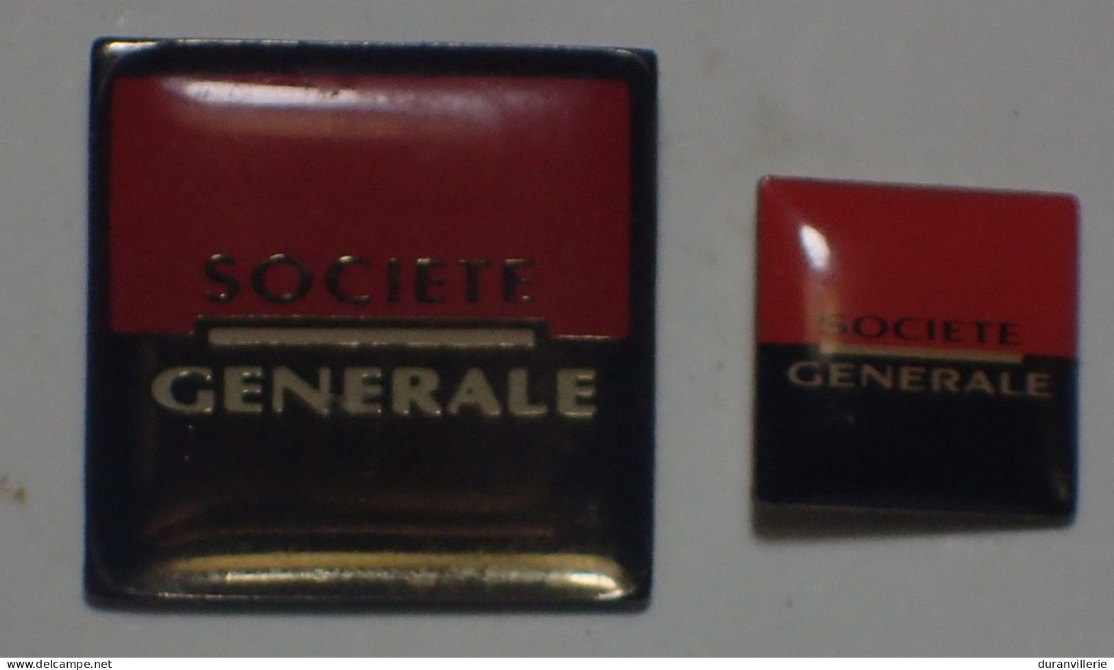 Lot De 2 Pin's BANQUES SOCIETE GENERALE Logo Petit Modèle (petit Et Grand) - Banken