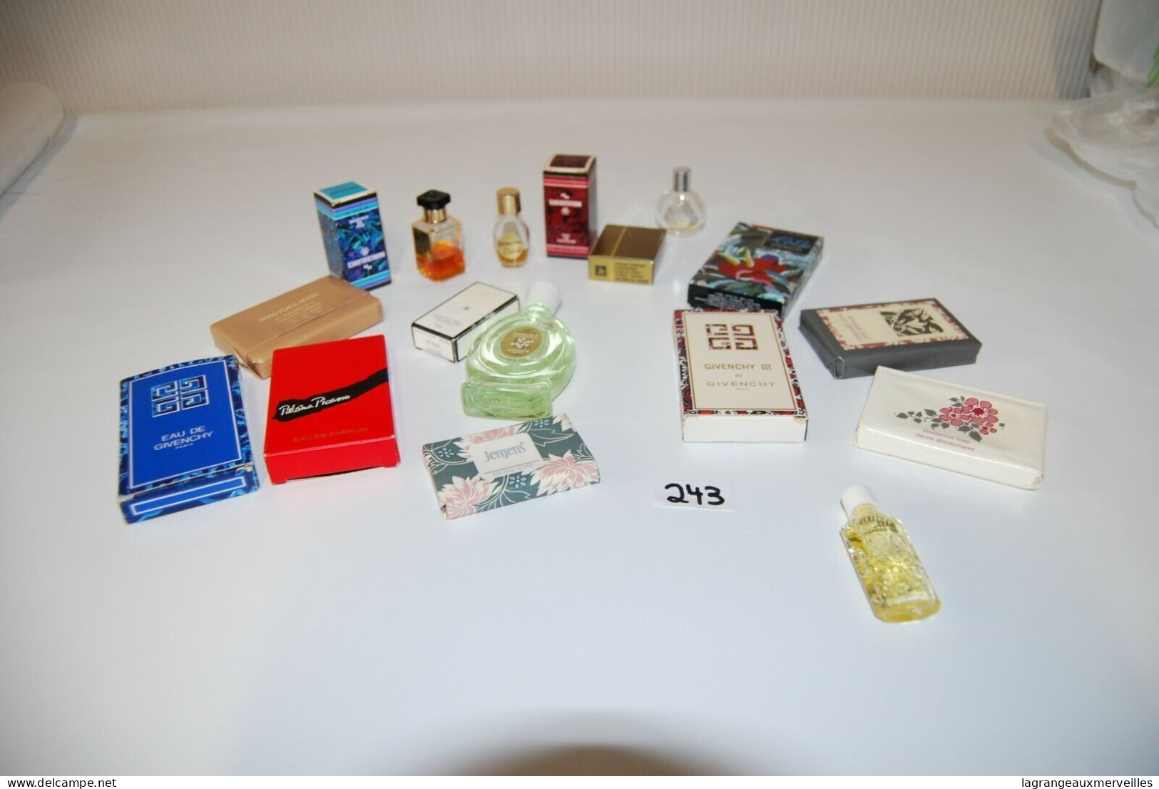 C243 + 15 Objets - Miniatures Parfum - Savon - Beauté - De Collection - Echantillons (tubes Sur Carte)