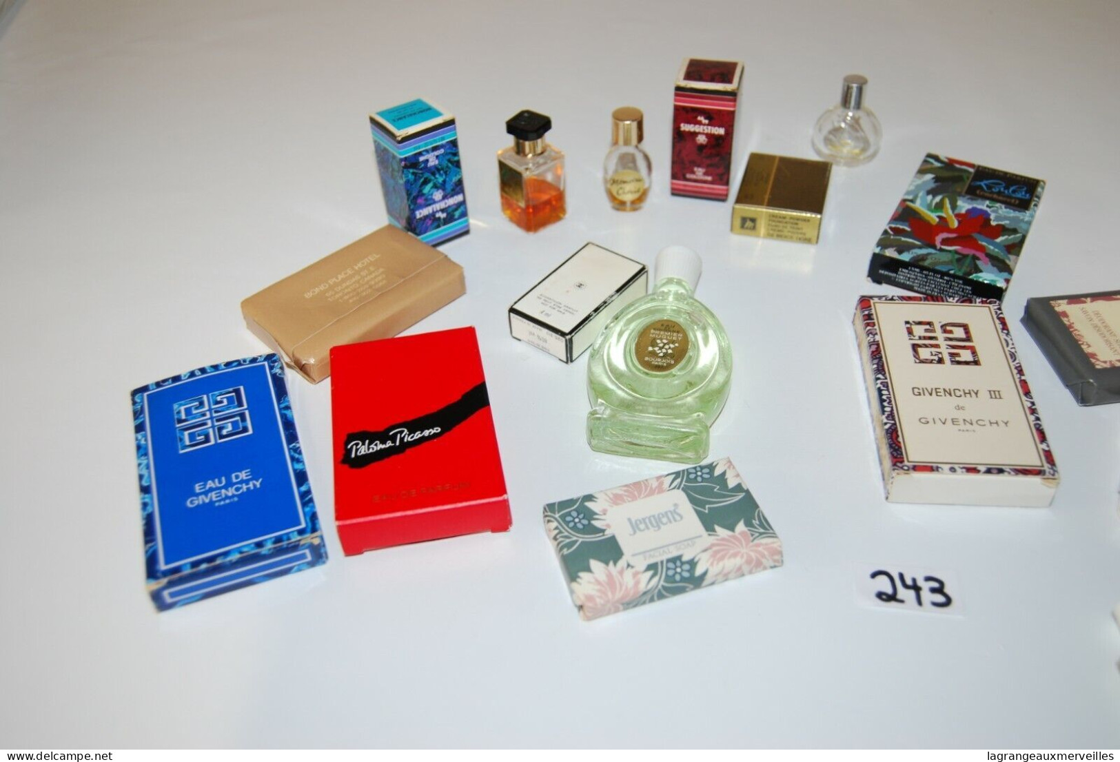 C243 + 15 Objets - Miniatures Parfum - Savon - Beauté - De Collection - Echantillons (tubes Sur Carte)