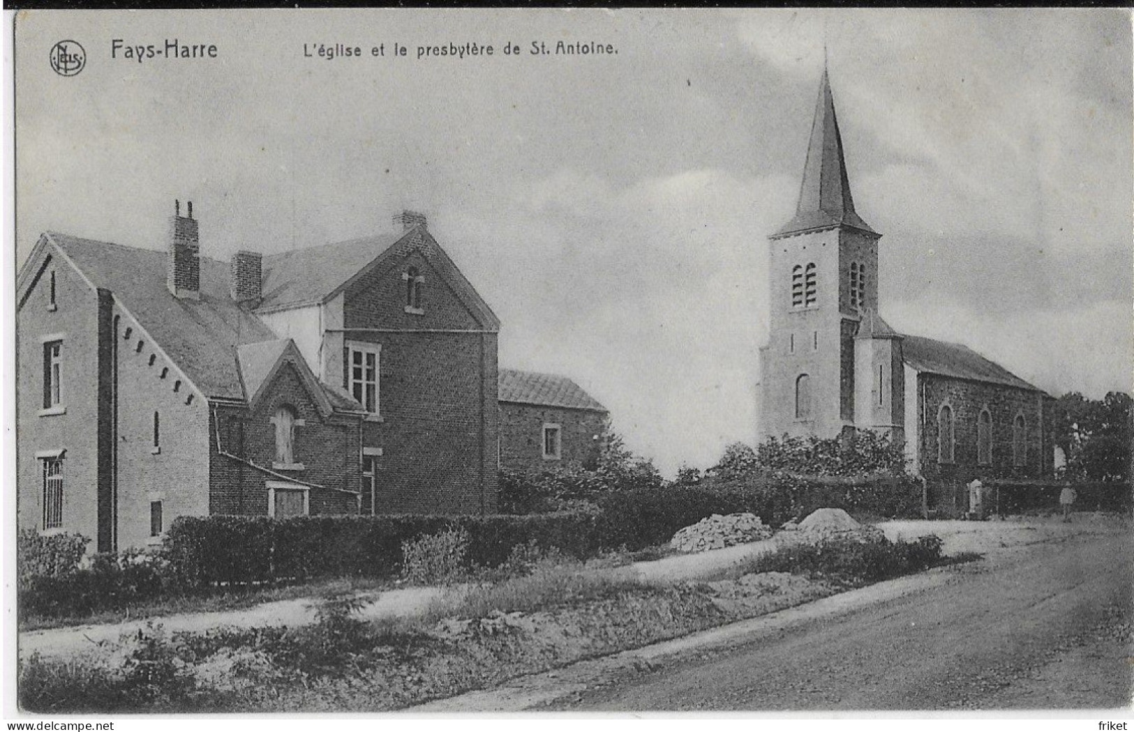 - 3417 - FAYS - HARRE (Manhay Et Environs ) L'Eglise Et Le Presbytere De St.Antoine - Manhay