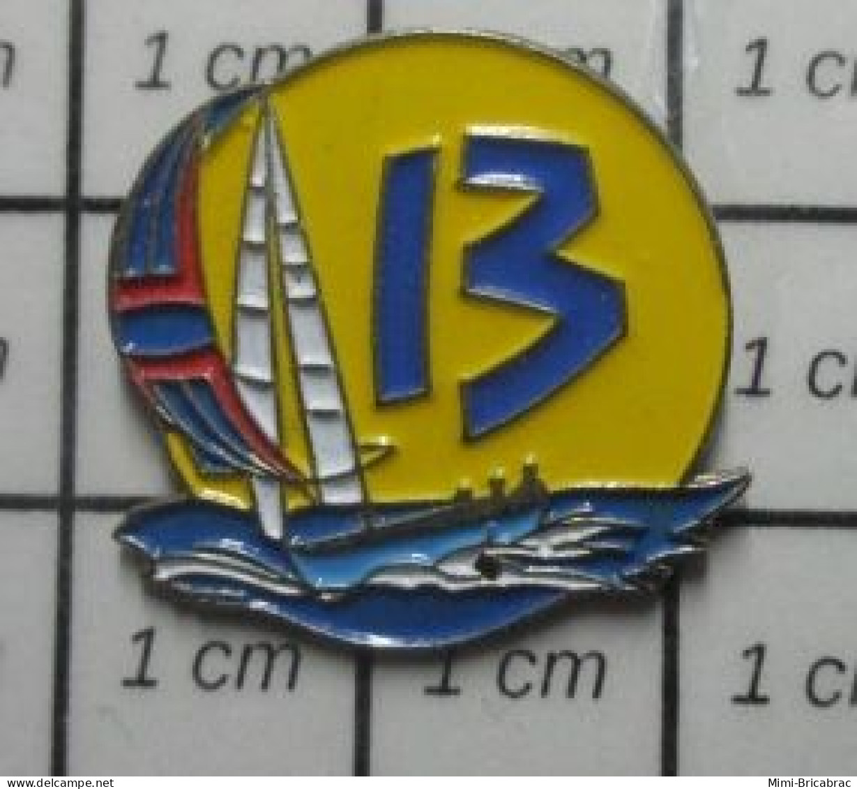 519 Pin's Pins / Beau Et Rare / SPORTS / BATEAU VOILE VOILIER SOLEIL CHIFFRE 13 - Segeln