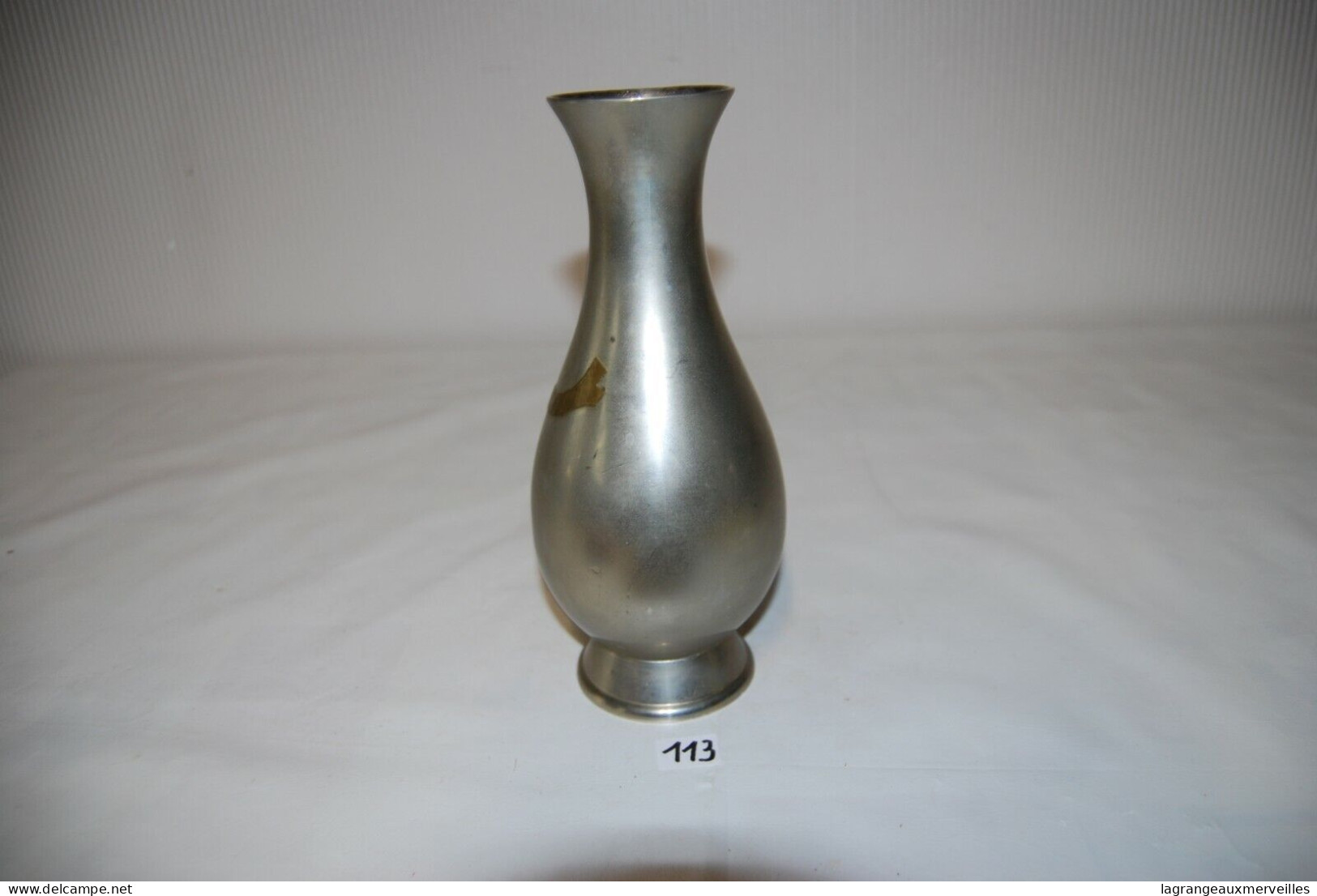 C113 Ancien Vase Soliflore En Métal - Décor Animalier - Estaño