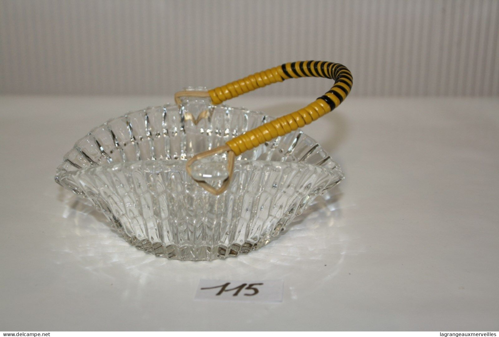 C115 Petit Plat En Verre Taillé Vintage Noir Et Jaune - Art Nouveau / Art Deco