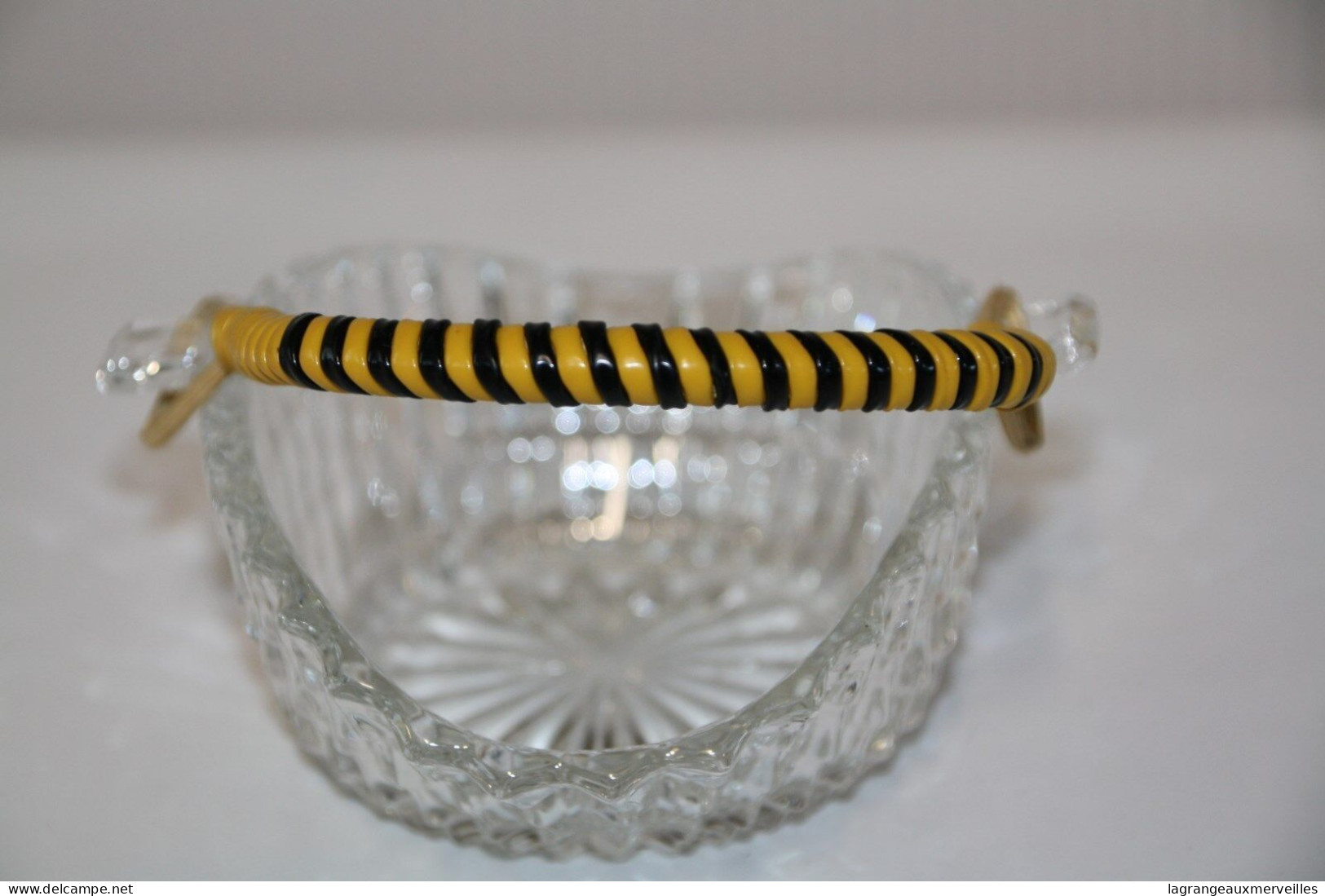 C115 Petit Plat En Verre Taillé Vintage Noir Et Jaune - Art Nouveau / Art Deco