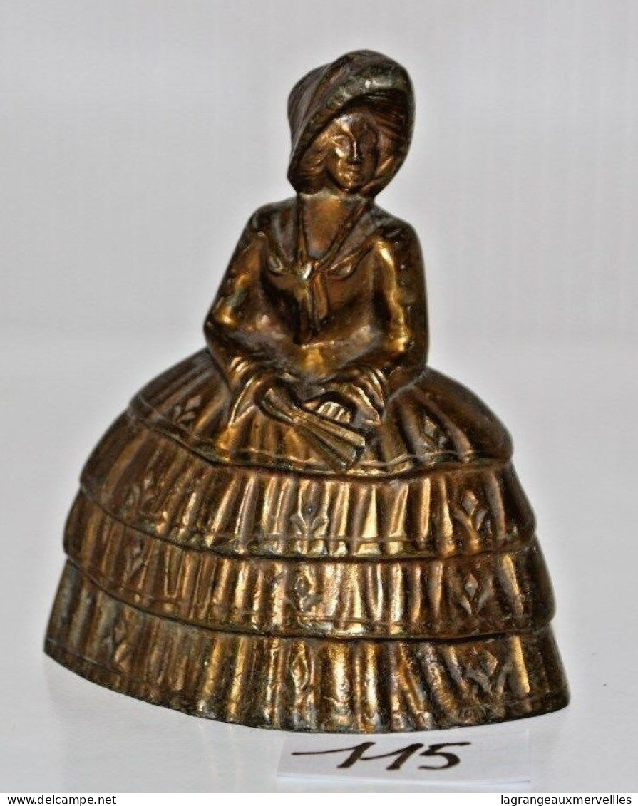 C115 Mini Cloche En Forme De Demoiselle Bronze Ou Autre - Cloches