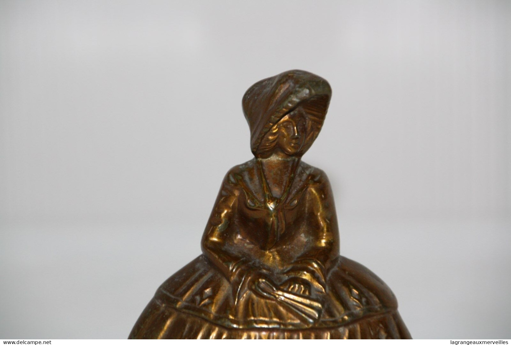 C115 Mini Cloche En Forme De Demoiselle Bronze Ou Autre - Cloches