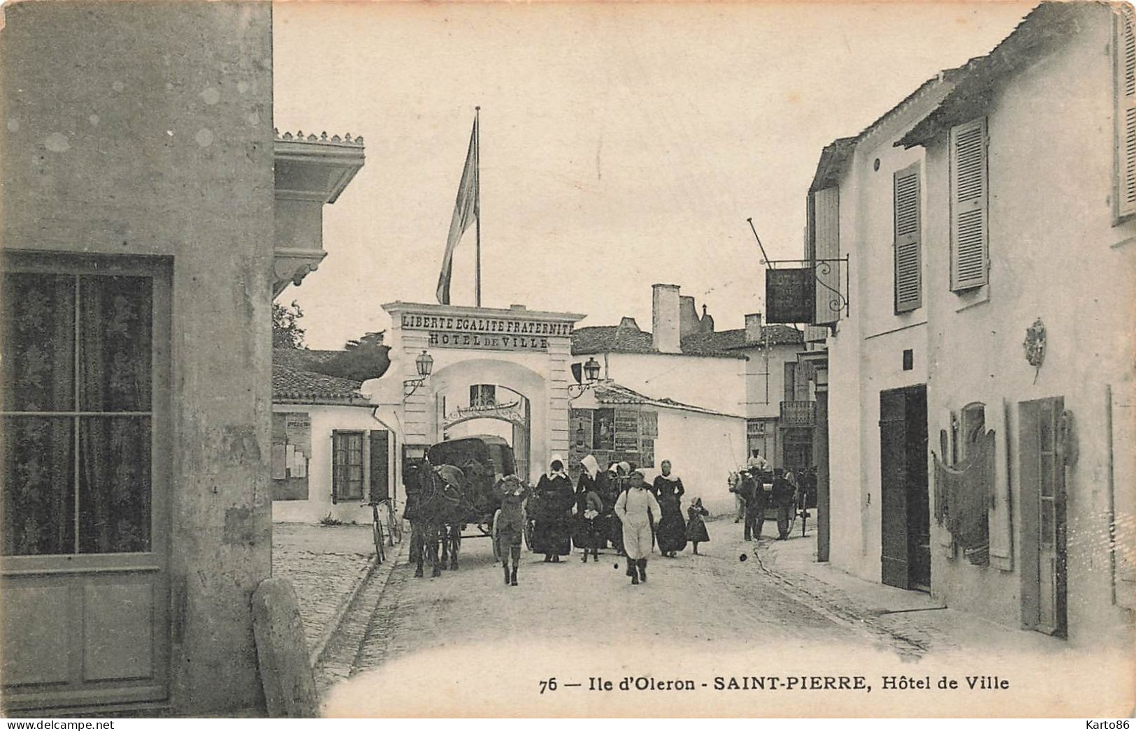 St Pierre D'oléron * Ile D'oléron * Rue Et Hôtel De Ville * Villageois Attelage - Saint-Pierre-d'Oleron