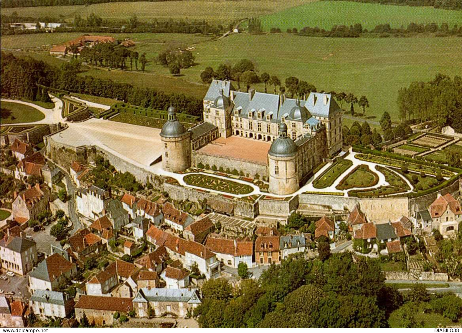 HAUTEFORT     ( DORDOGNE )     LE CHATEAU - Hautefort