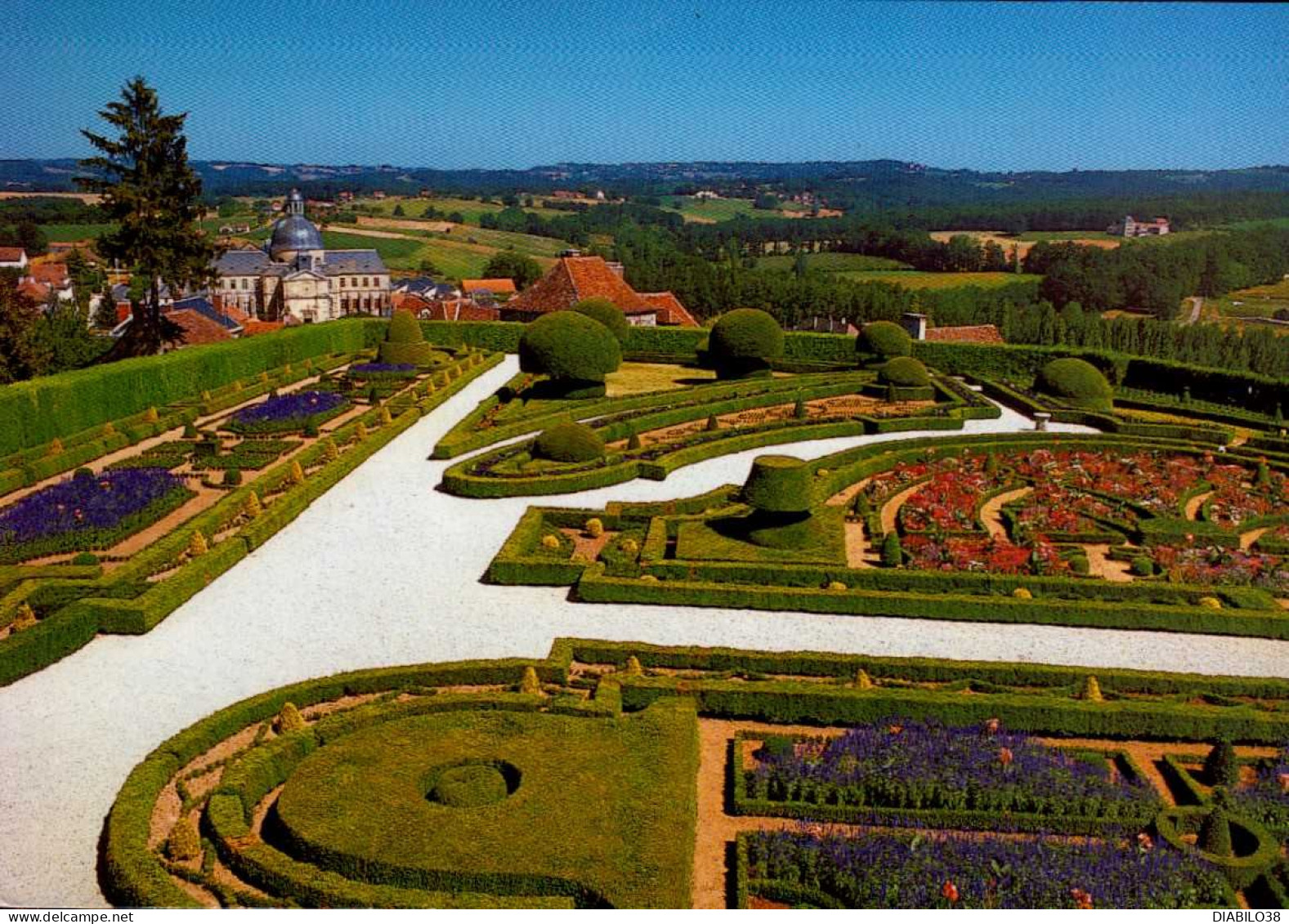 HAUTEFORT     ( DORDOGNE )     LES JARDINS FLEURIS DU CHATEAU ET LE VILLAGE - Hautefort