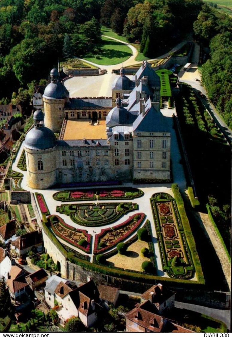 HAUTEFORT     ( DORDOGNE )     VUE AERIENNE DU CHATEAU ET SES SUPERBES JARDINS A LA FRANCAISE - Hautefort