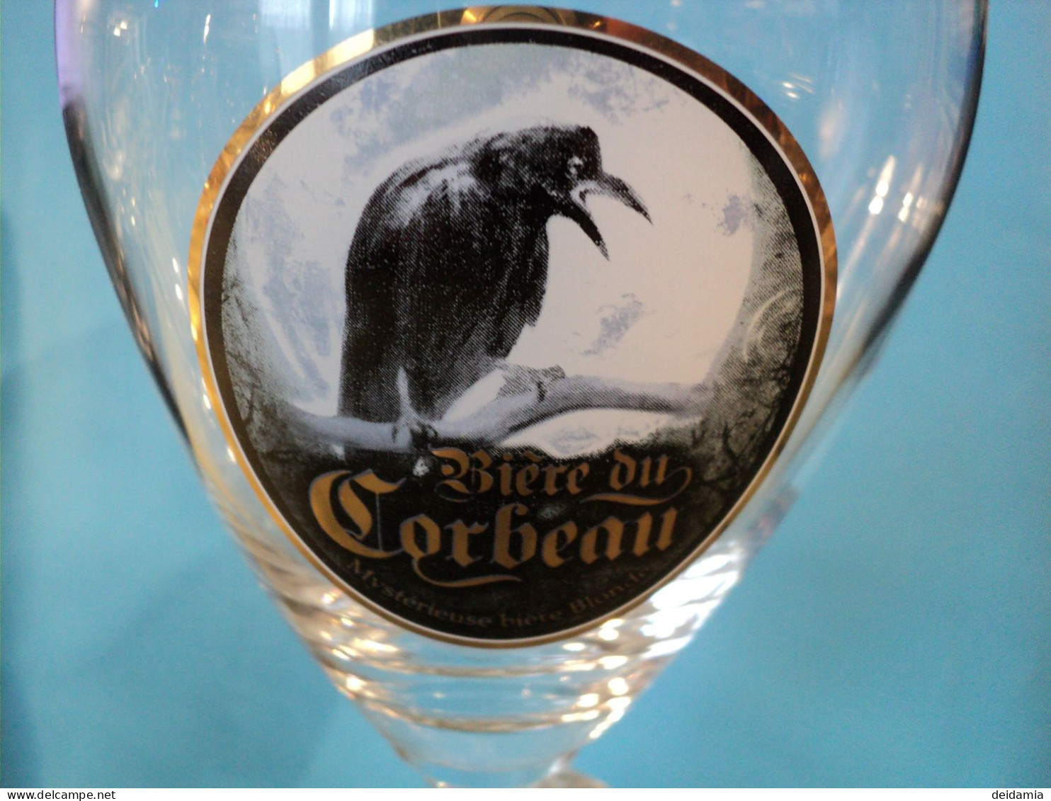 VERRE A BIERE DU CORBEAU. 33 CL. MYSTERIEUSE BIERE BLONDE PIED MAGNIFIQUEMENT OUVRAGE. NOIR / BLANC ET DORE. - Bicchieri