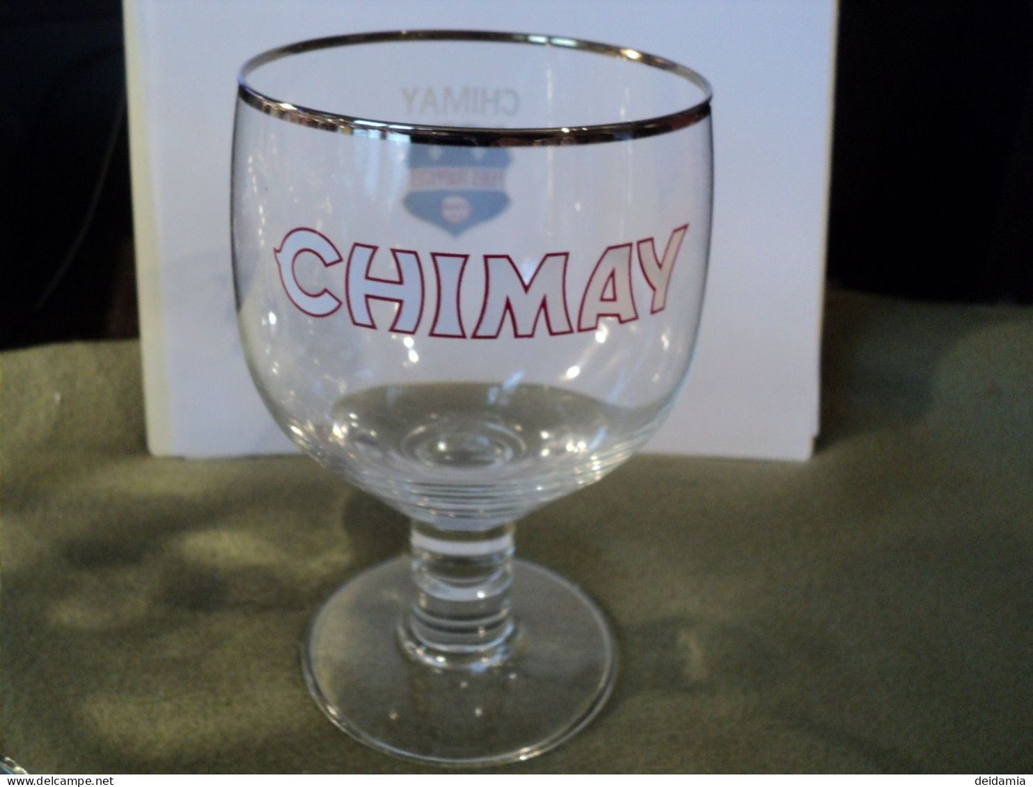 VERRE A BIERE CHIMAY. PERES TRAPPISTES UNE EGRENURE SUR LE HAUT DU VERRE. BLANC / BLEU / ROUGE ET ARGENTE - Vasos