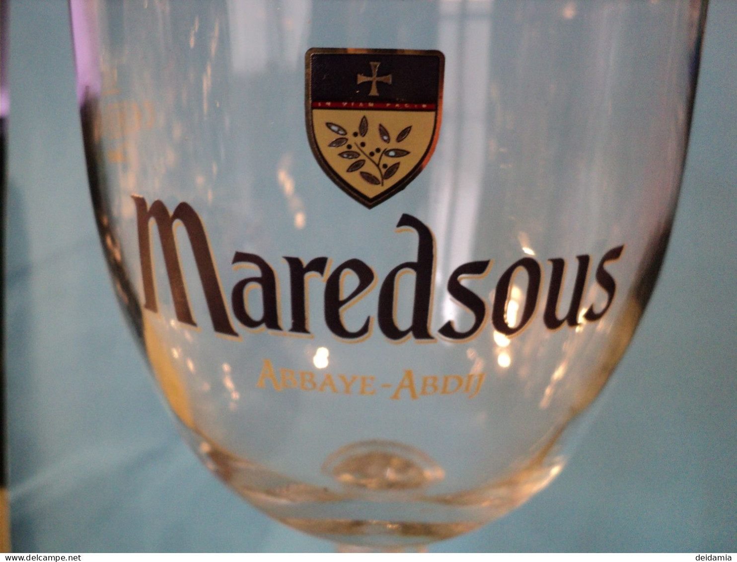 VERRE A BIERE MAREDSOUS. 33 CL. ABBAYE ABDIJ. TRADITION BENEDICTINE PIED OUVRAGE. MARRON JAUNE ET DORE - Bicchieri