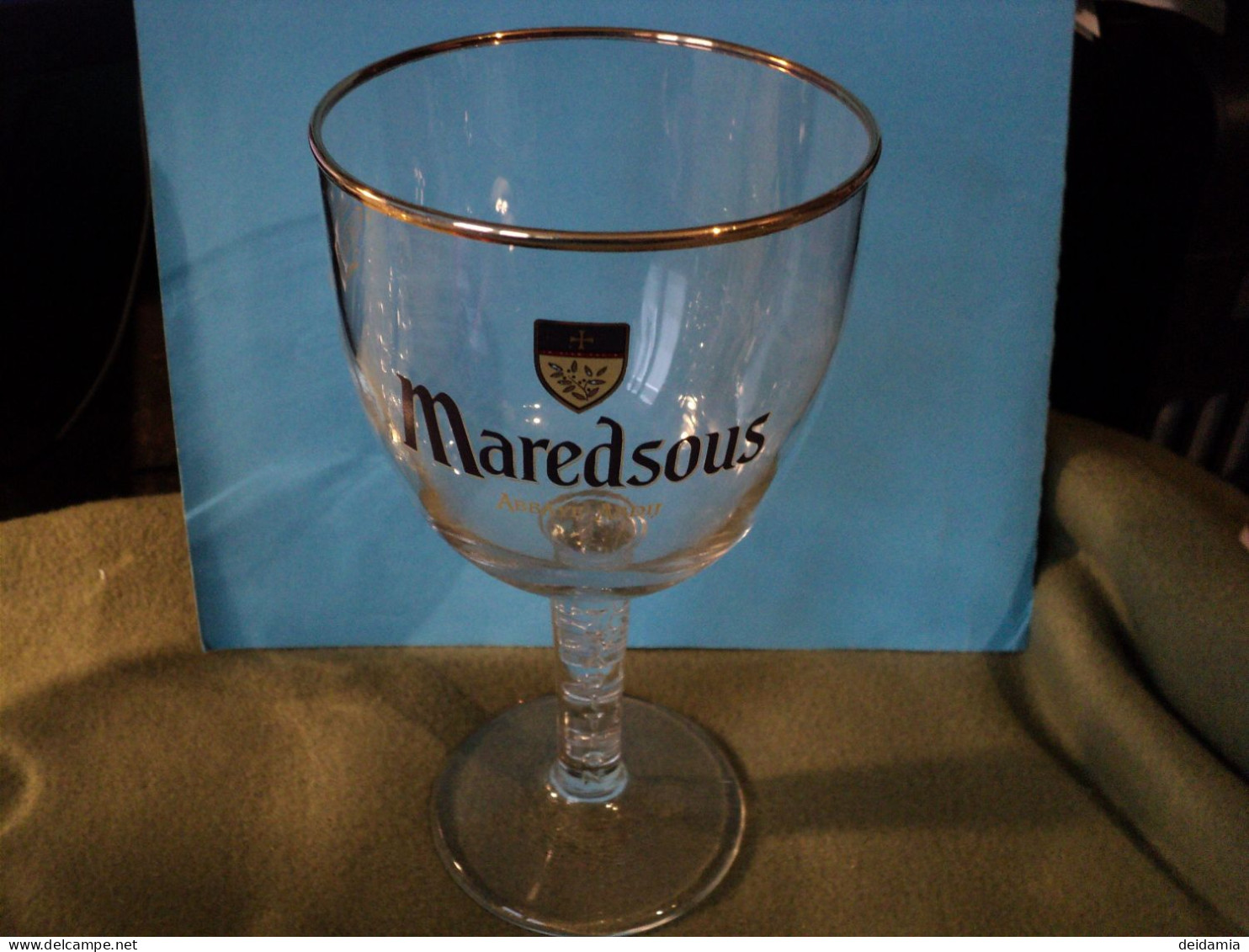 VERRE A BIERE MAREDSOUS. 33 CL. ABBAYE ABDIJ. TRADITION BENEDICTINE PIED OUVRAGE. MARRON JAUNE ET DORE - Glazen