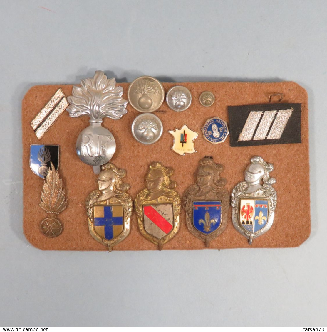 PLAQUE AVEC INSIGNES SOUVENIR DE LA GENDARMERIE BOUTONS PINS - Police & Gendarmerie