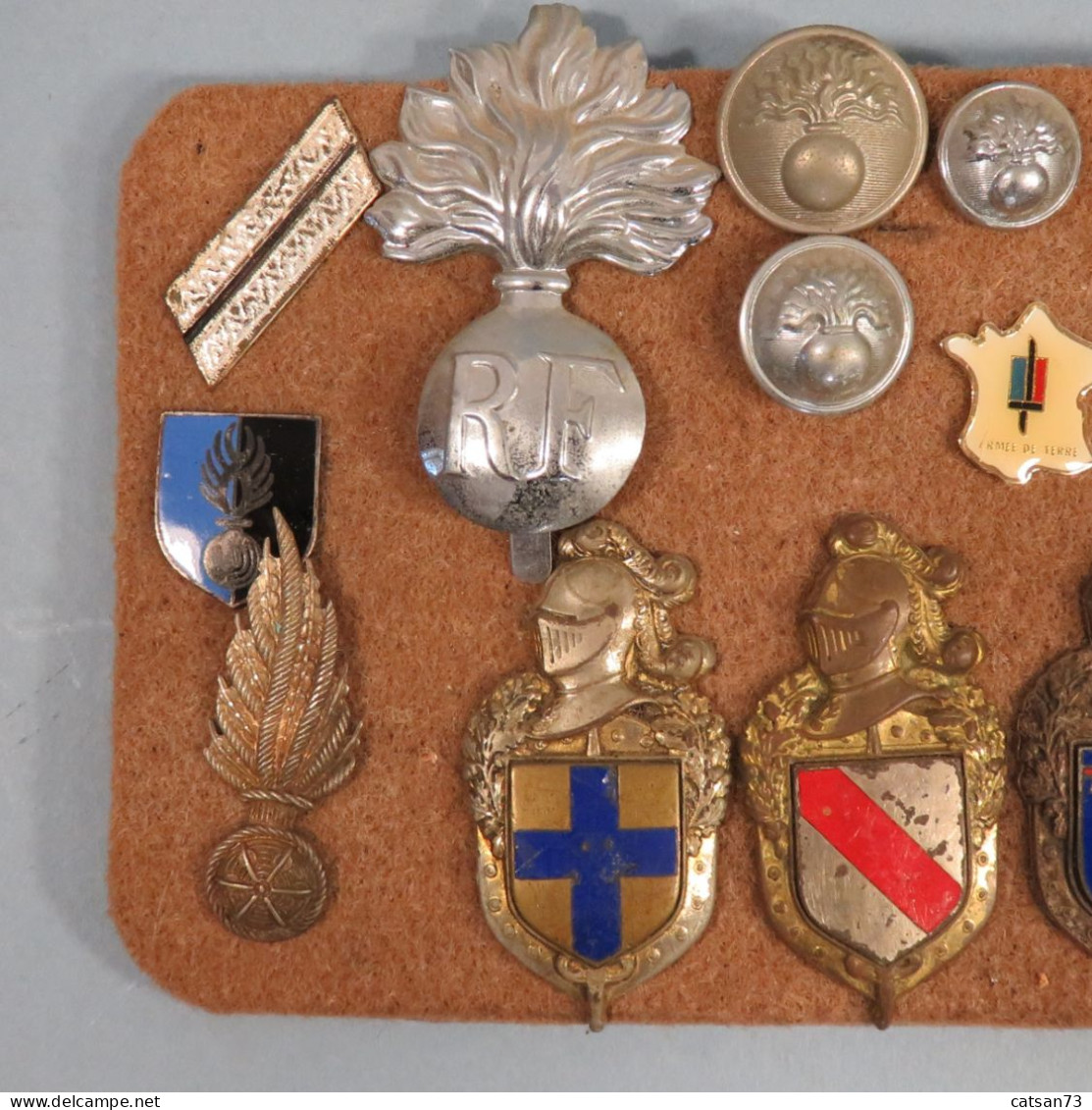 PLAQUE AVEC INSIGNES SOUVENIR DE LA GENDARMERIE BOUTONS PINS - Policia