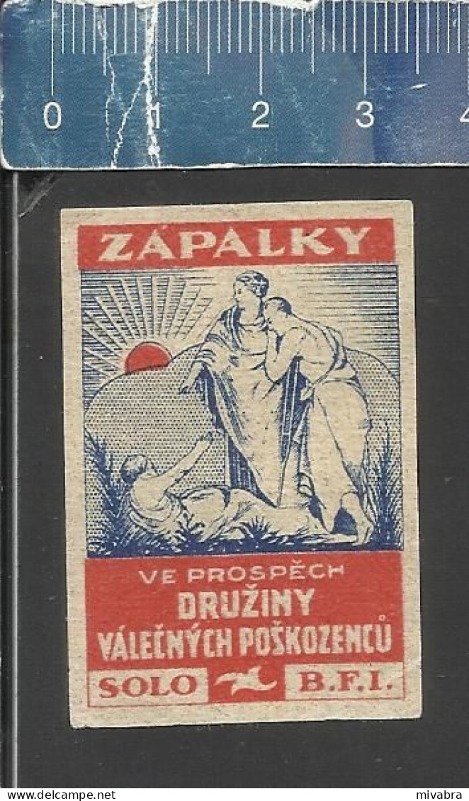 ZAPALKY VE PROSPECH DRUZINY VÁLECNYCH POSKOZENCU  SOLO BFI - OLD VINTAGE CZECHOSLOVAKIAN MATCHBOX LABEL - Boites D'allumettes - Etiquettes