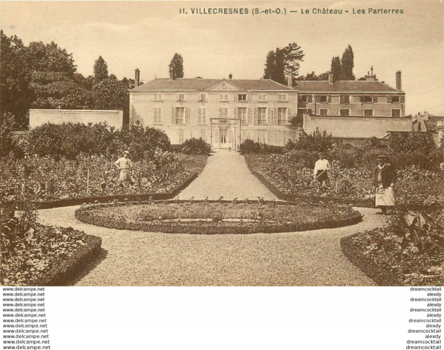 (D) 2 X Cpa 94 VILLECRESNES. Le Château Avec Jardiniers Sur Les Parterres Et L'Eglise - Villecresnes