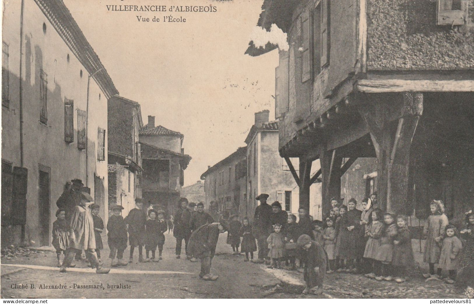 CPA (81) VILLEFRANCHE D'ALBIGEOIS Vue De L'Ecole  Avec Groupe D'Enfants Et De Personnes Ecoliers (en L'état) - Villefranche D'Albigeois