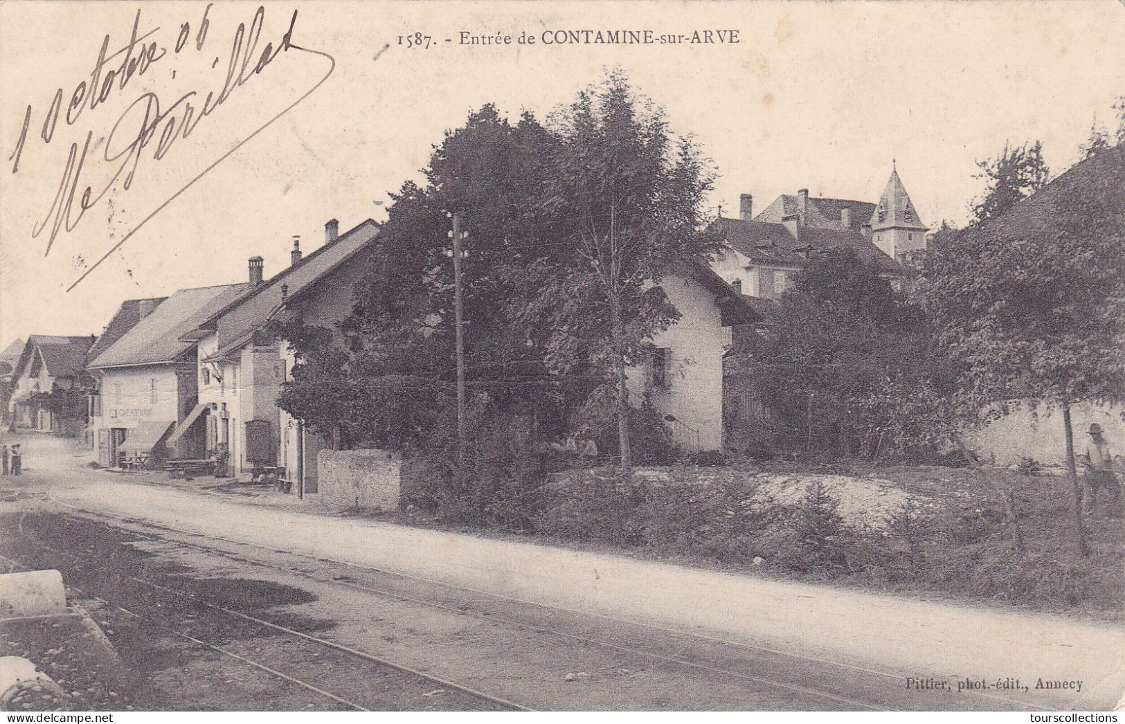 CPA 74 @ CONTAMINE SUR ARVE -  Entrée  - Ligne De Train Ou Tram Au Fond à Gauche Le Café Restaurant Decroux - Contamine-sur-Arve