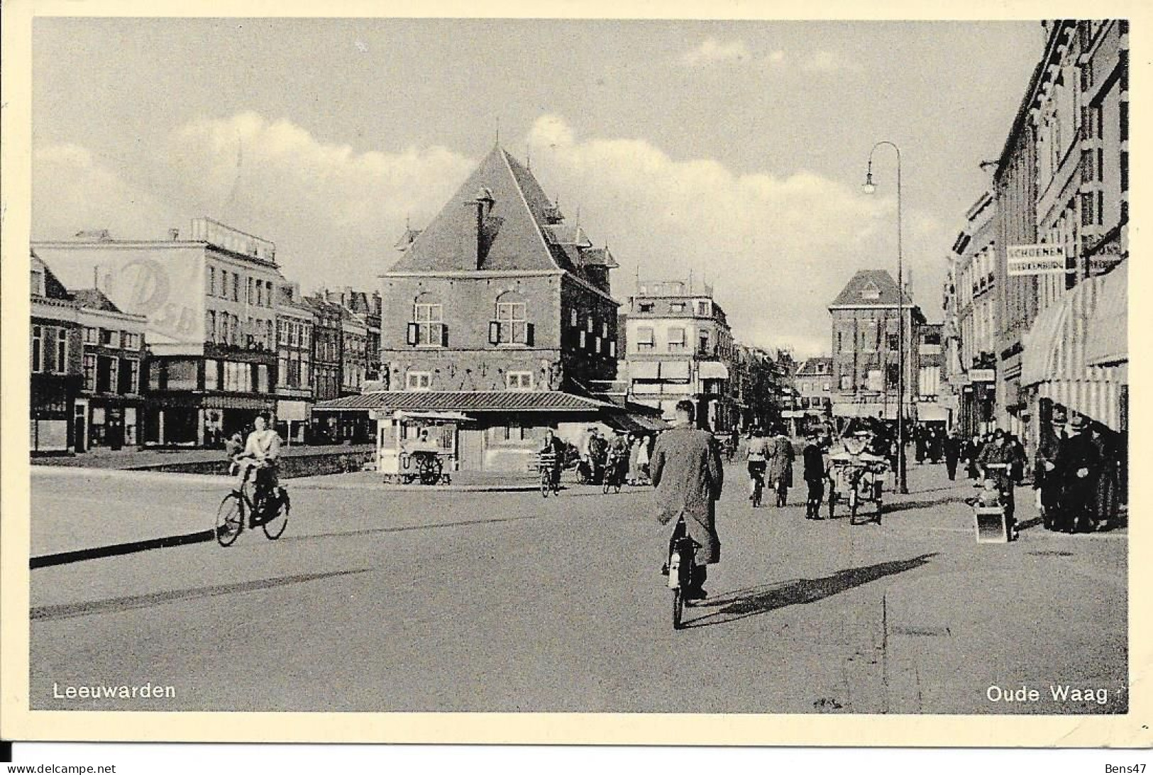 Leeuwarden Oude Waag Met Fietsers Op De Nieuwstraat Gelopen 8-9-1938 - Leeuwarden