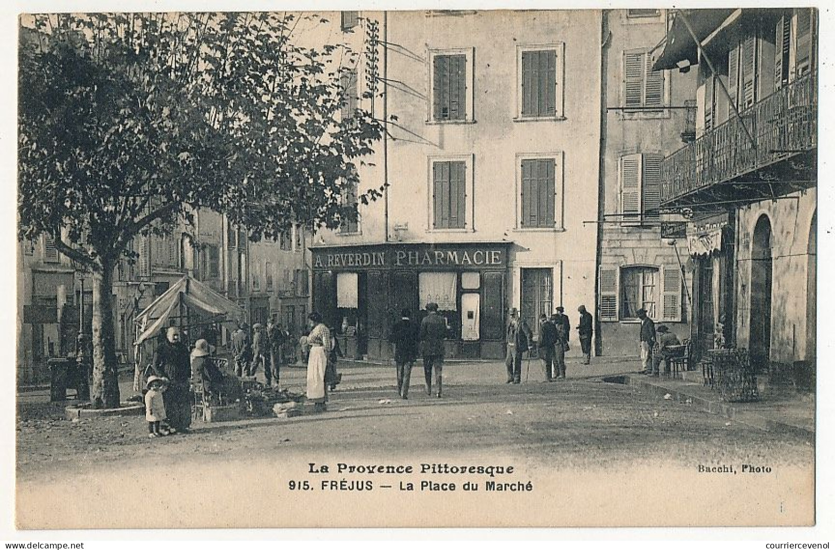 CPA - FRÉJUS (Var) - La Place Du Marché - Frejus