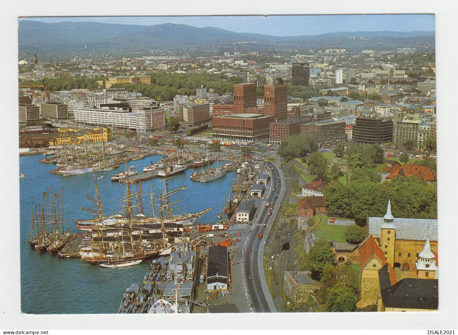 Norway NORGE Oslo Harbour, City Hall, Akershaus Fortress View Pc 1980s, Buildings, Architecture, With Topic Stamp /2714 - Briefe U. Dokumente