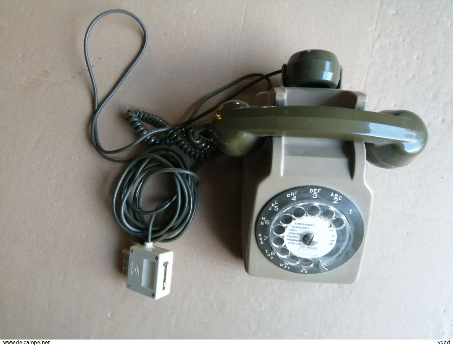 UN ANCIEN TELEPHONE  VINTAGE BEIGE ET KAKI - Telefoontechniek