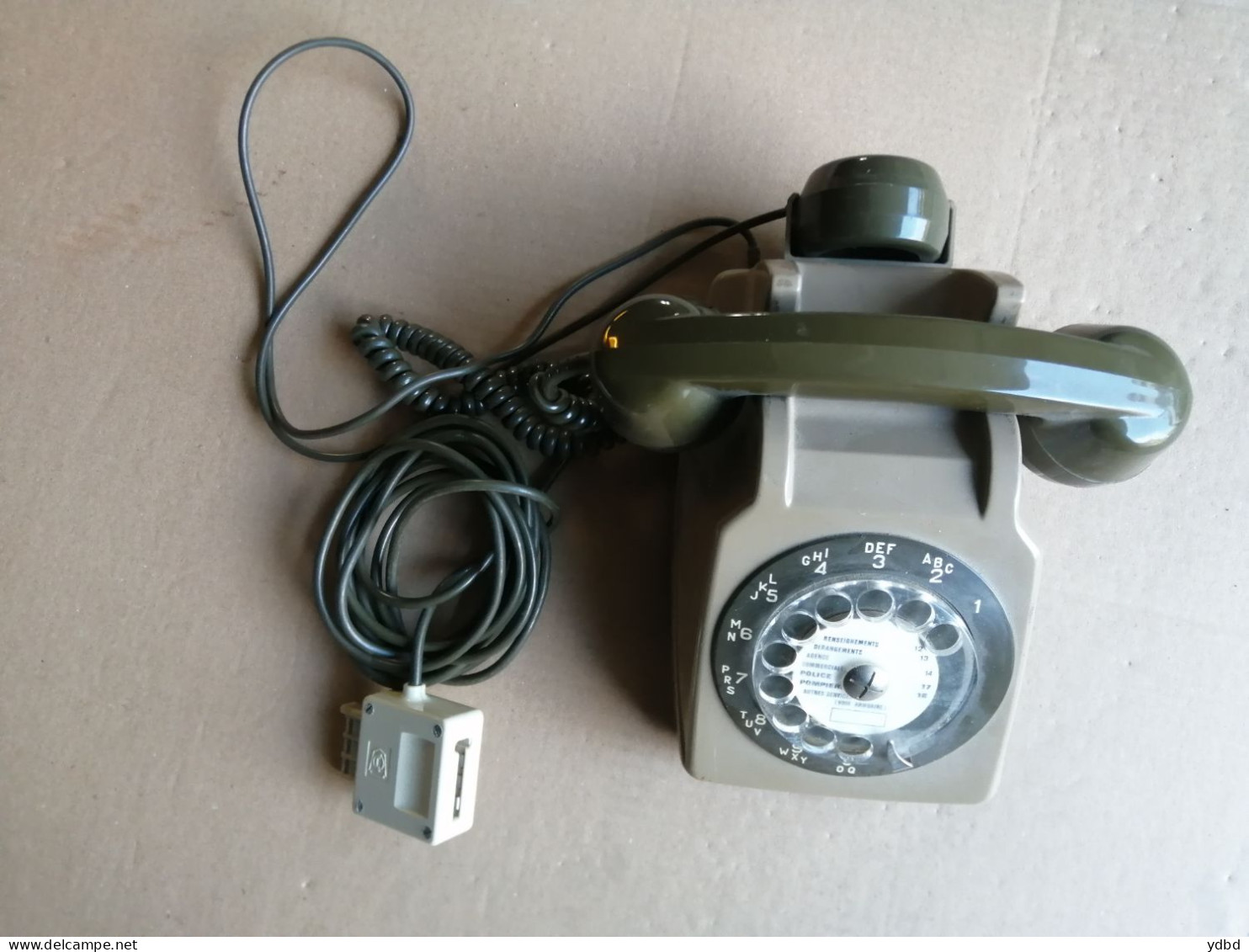 UN ANCIEN TELEPHONE  VINTAGE BEIGE ET KAKI - Telephony