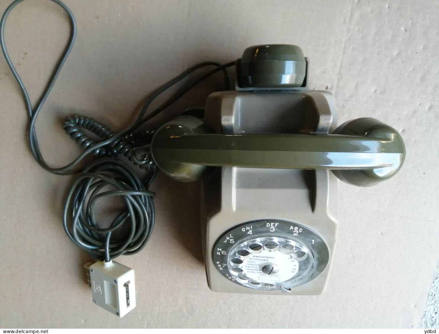 UN ANCIEN TELEPHONE  VINTAGE BEIGE ET KAKI - Téléphonie