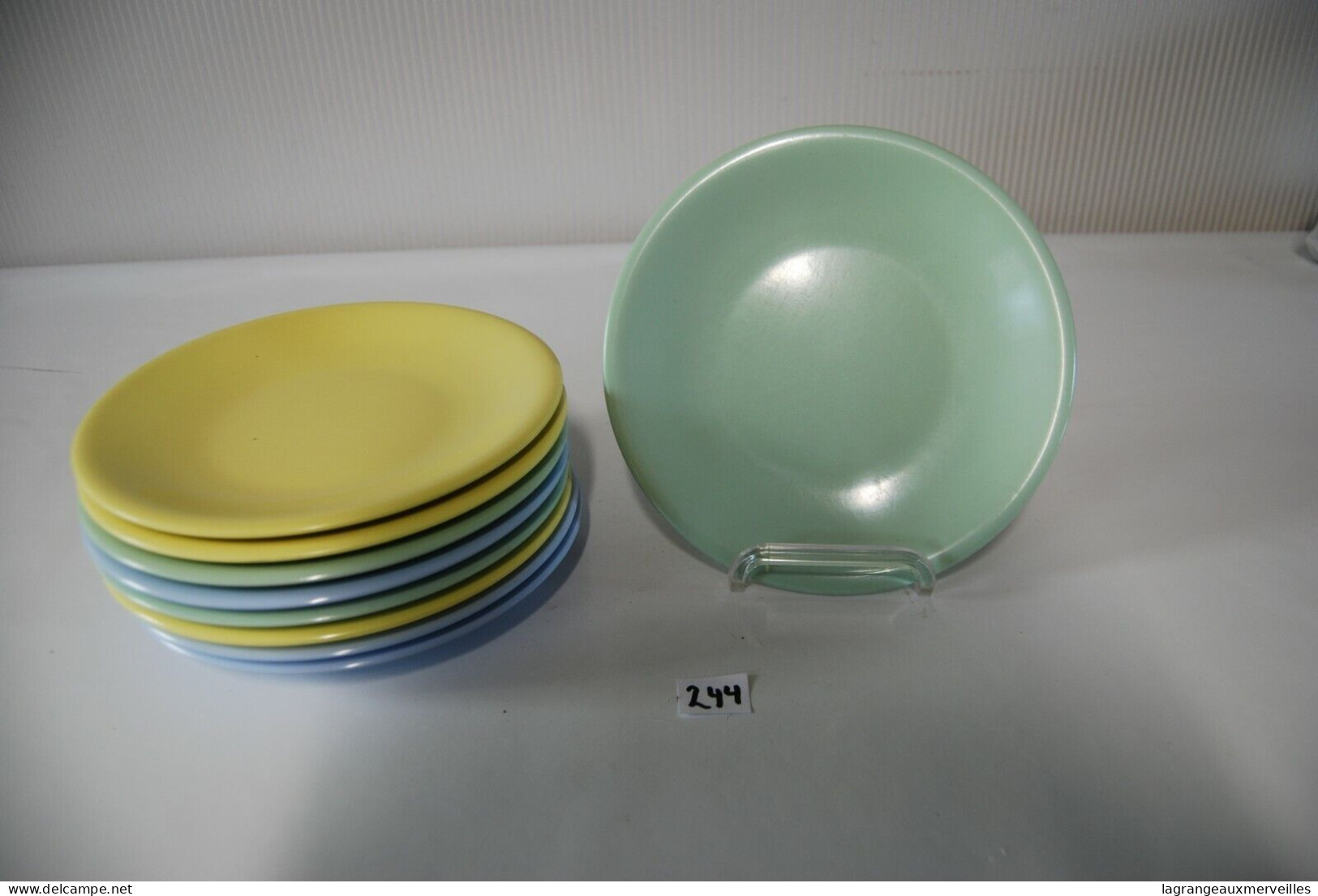 C244 Ensemble D'assiettes Vintage De Couleurs - Plastique - Borden