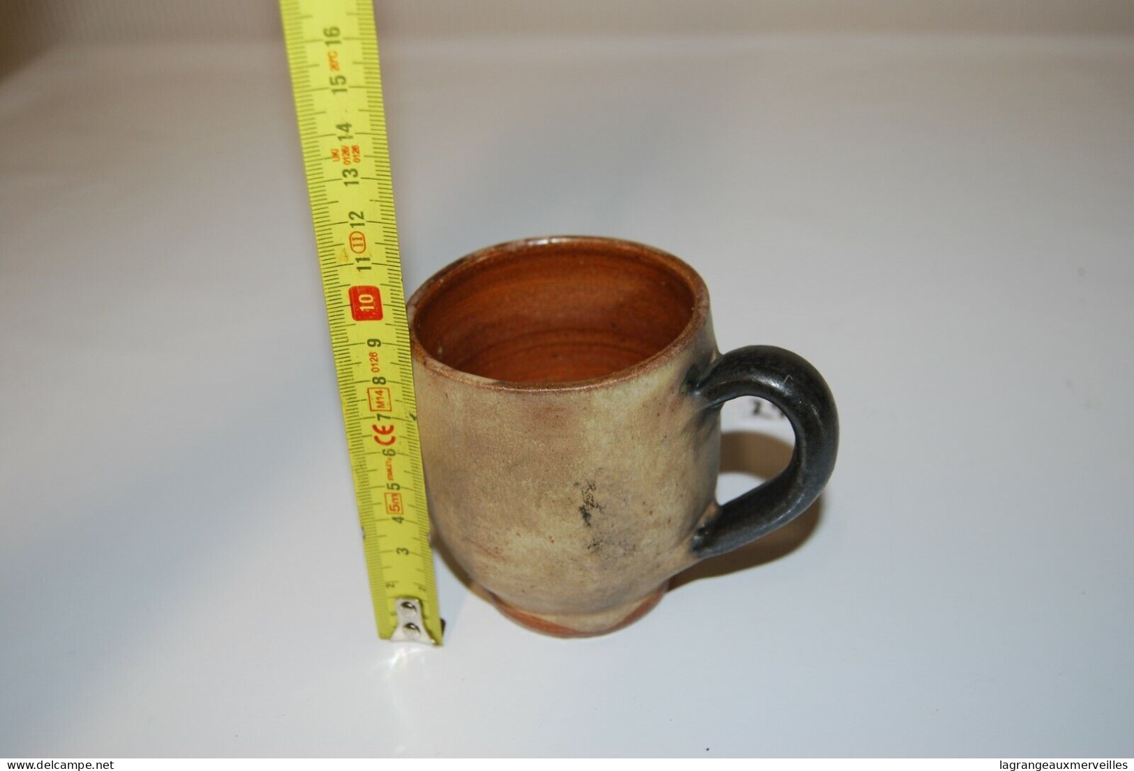 C244 Ancienne Tasse - Chope - En Grés - Signée ?? - Tasas