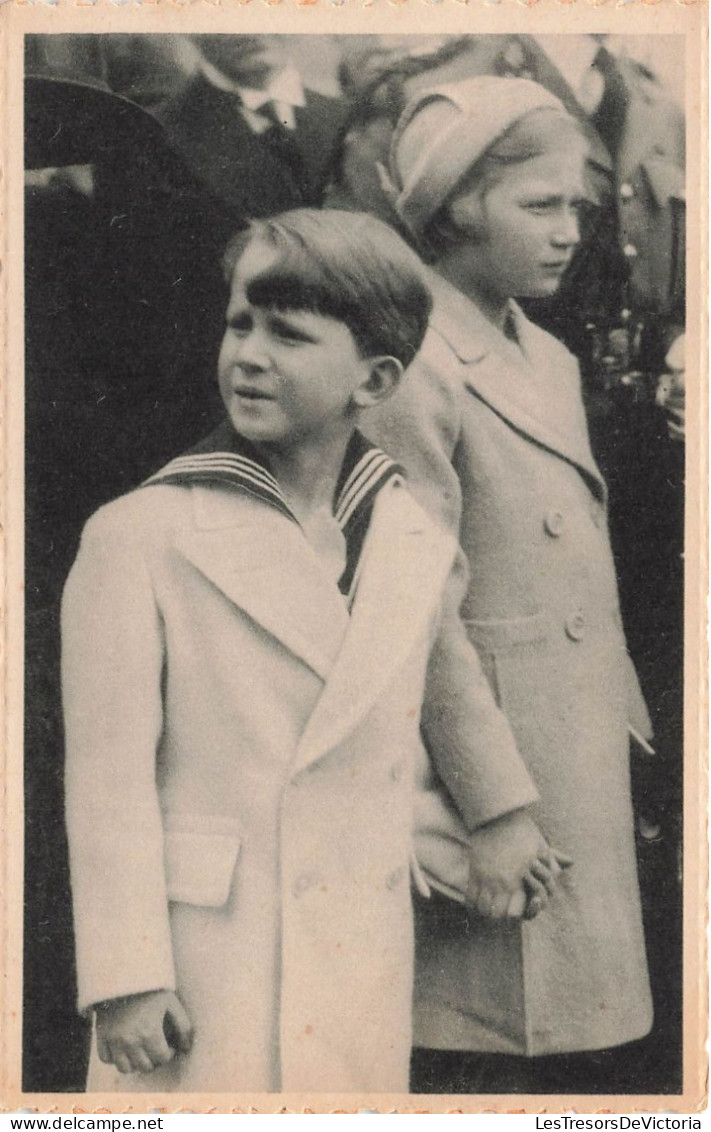 BELGIQUE - Prince Baudouin Et Princesse Joséphine Charlotte Au Lancement D'une Malle - Cartes Postales Anciennes - Famous People