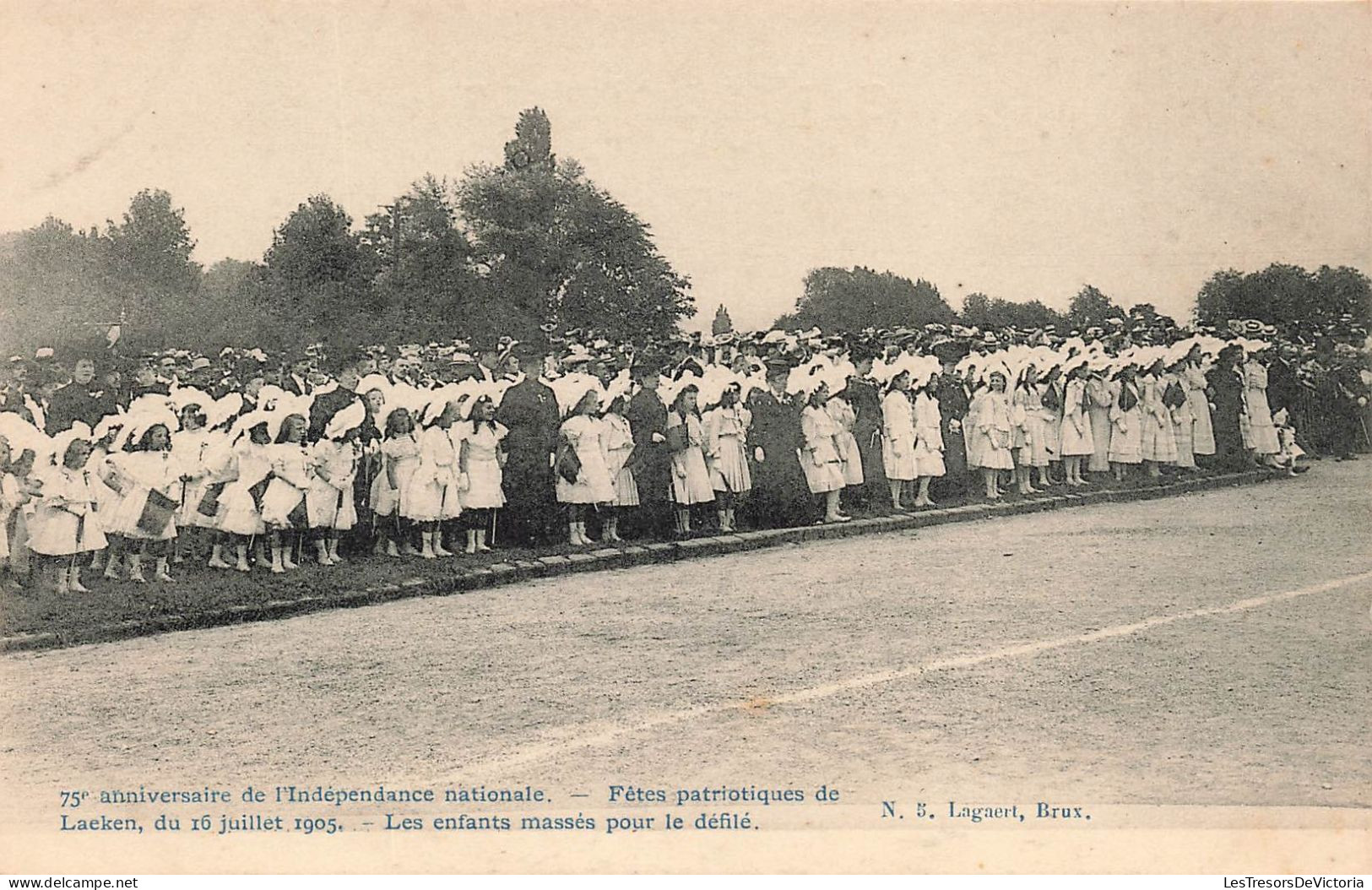 BELGIQUE - Laeken - Fêtes Patriotiques - Les Enfants Massés Pour Le Défilé - Carte Postale Ancienne - Laeken