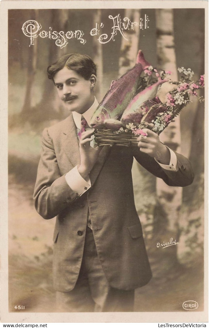 FËTE ET VOEUX - Poisson D'Avril - Un Homme Avec Du Poisson - Cartes Postales Ancienne - April Fool's Day