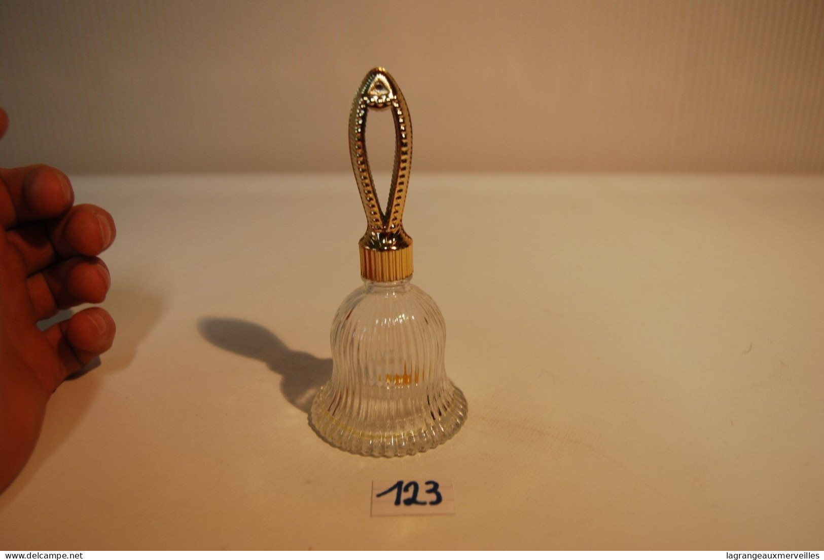 C123 Ancienne Petite Cloche En Verre Dorée Sans Grelot - Bells